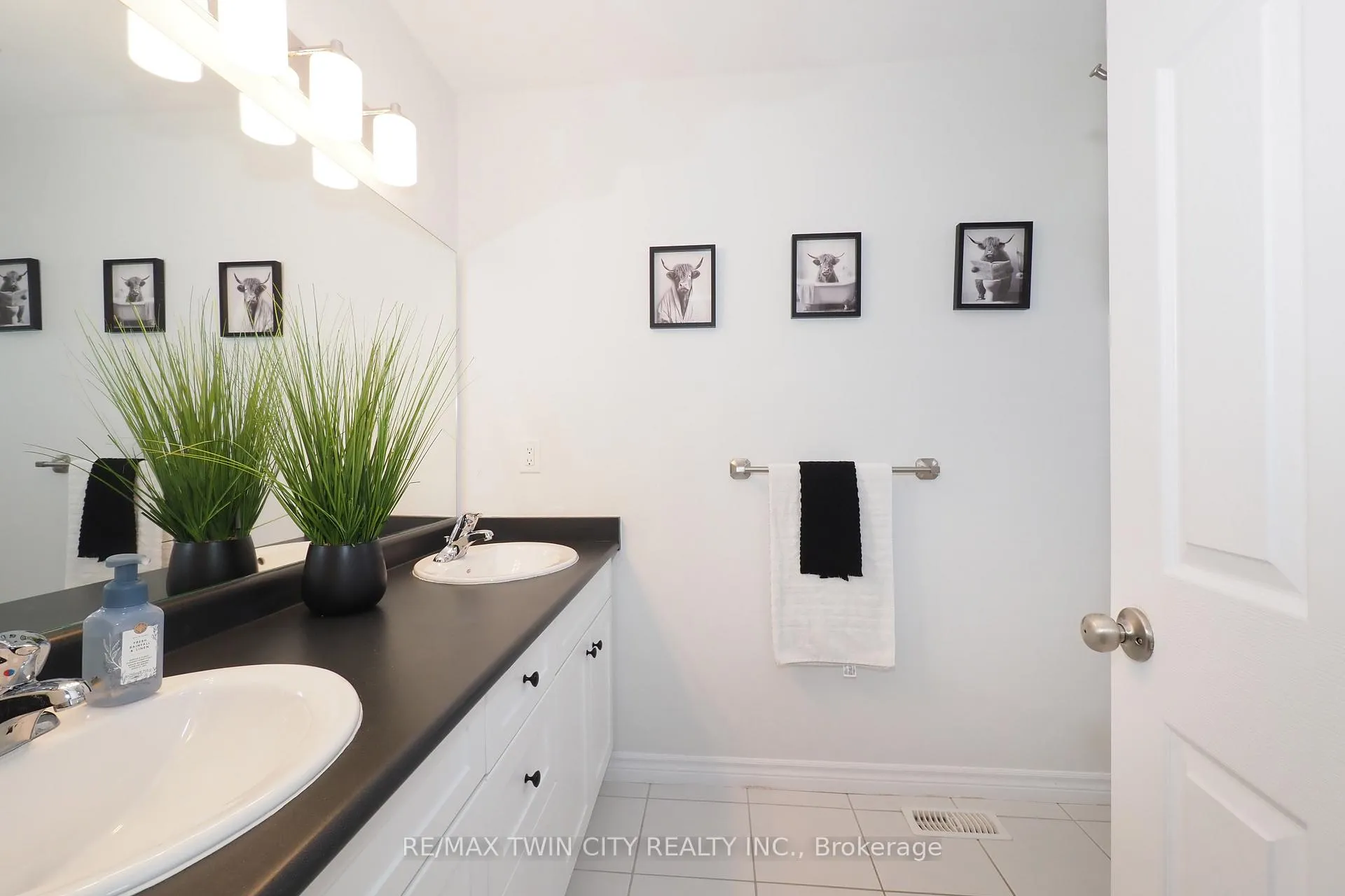 Photo 23 of 27 Gleason Crescent, Kitchener — HOMEH