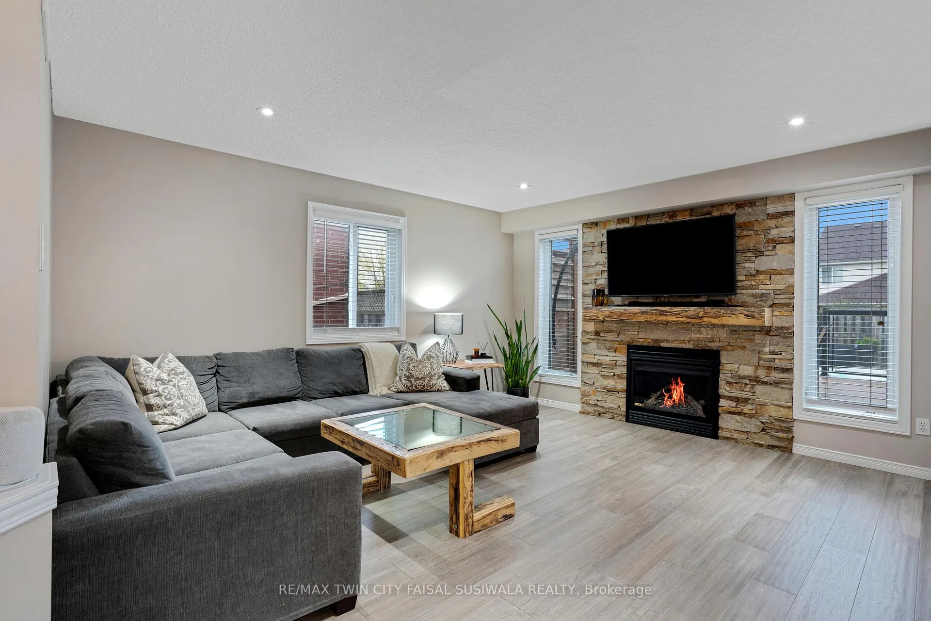Photo 13 of 99 Udvari Crescent, Kitchener — HOMEH