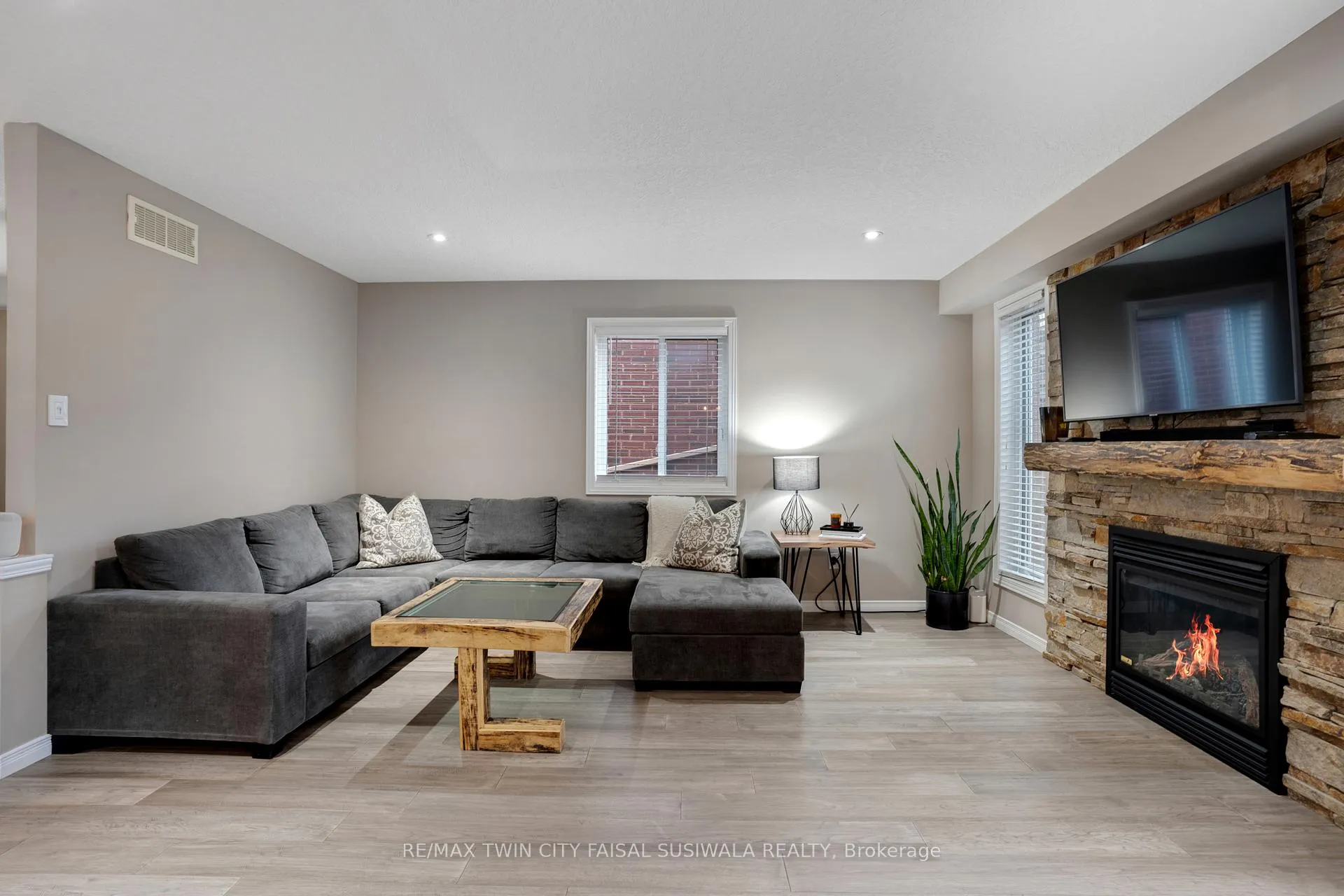 Photo 14 of 99 Udvari Crescent, Kitchener — HOMEH