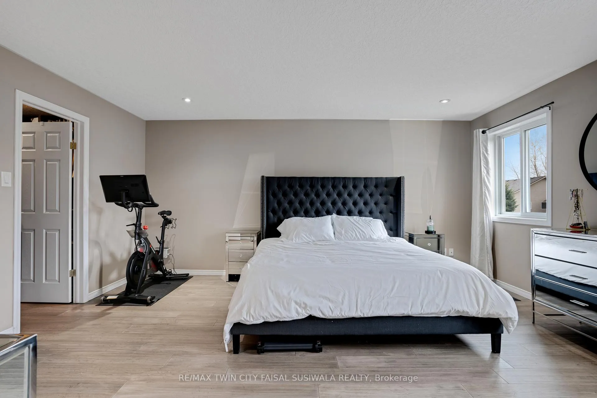 Photo 23 of 99 Udvari Crescent, Kitchener — HOMEH