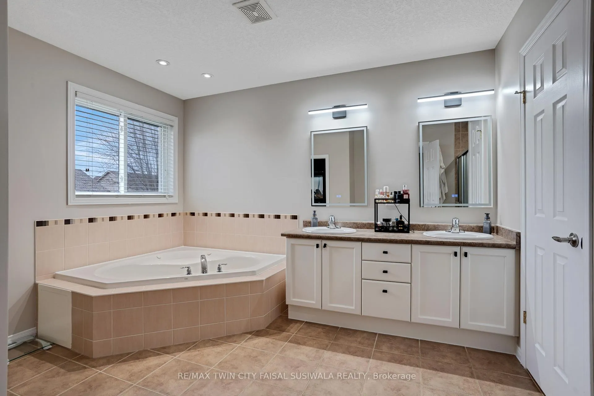 Photo 26 of 99 Udvari Crescent, Kitchener — HOMEH
