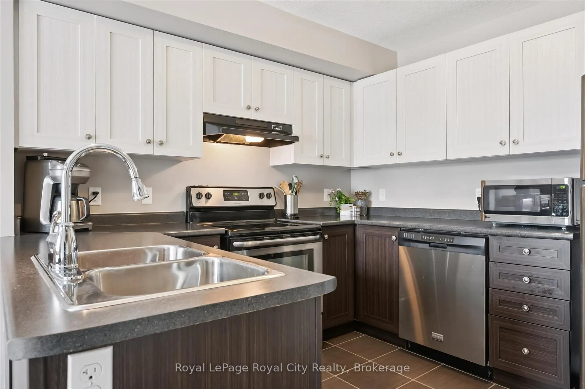Photo 12 of Unit 28B, 15 Carere Crescent, Guelph, Victoria North — HOMEH
