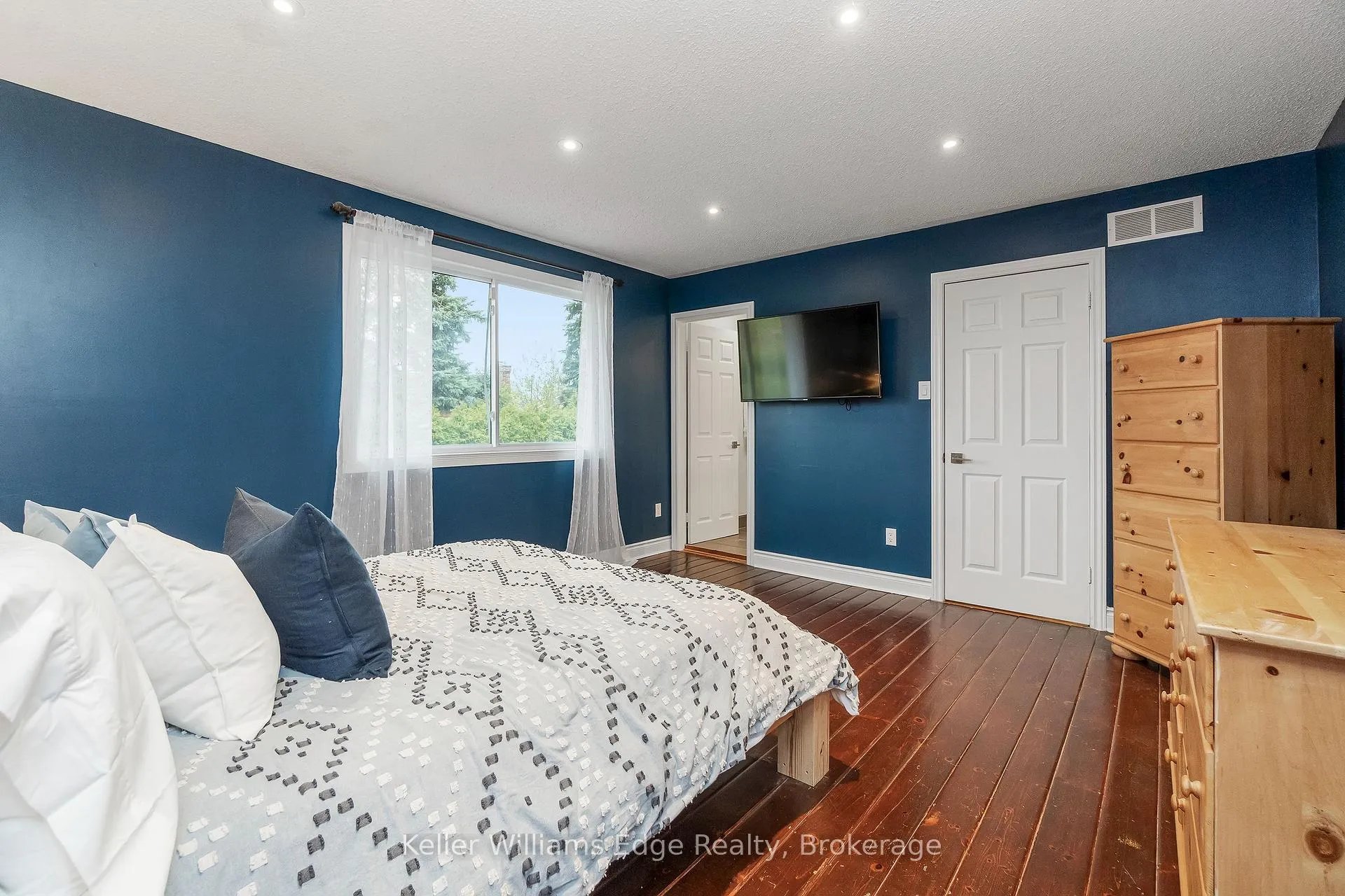 Photo 24 of 427 Mackay Court, Burlington, Shoreacres — HOMEH