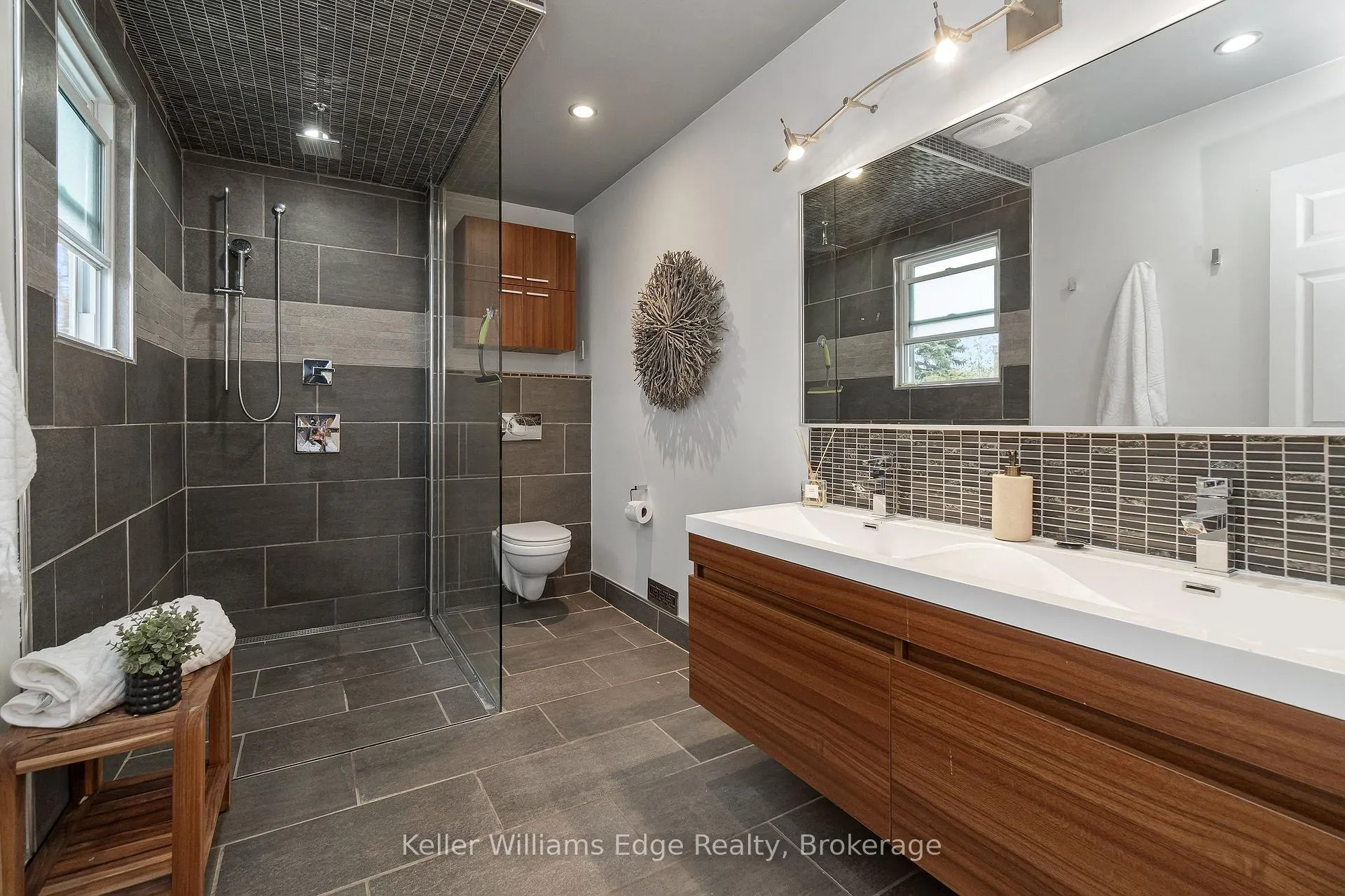 Photo 25 of 427 Mackay Court, Burlington, Shoreacres — HOMEH