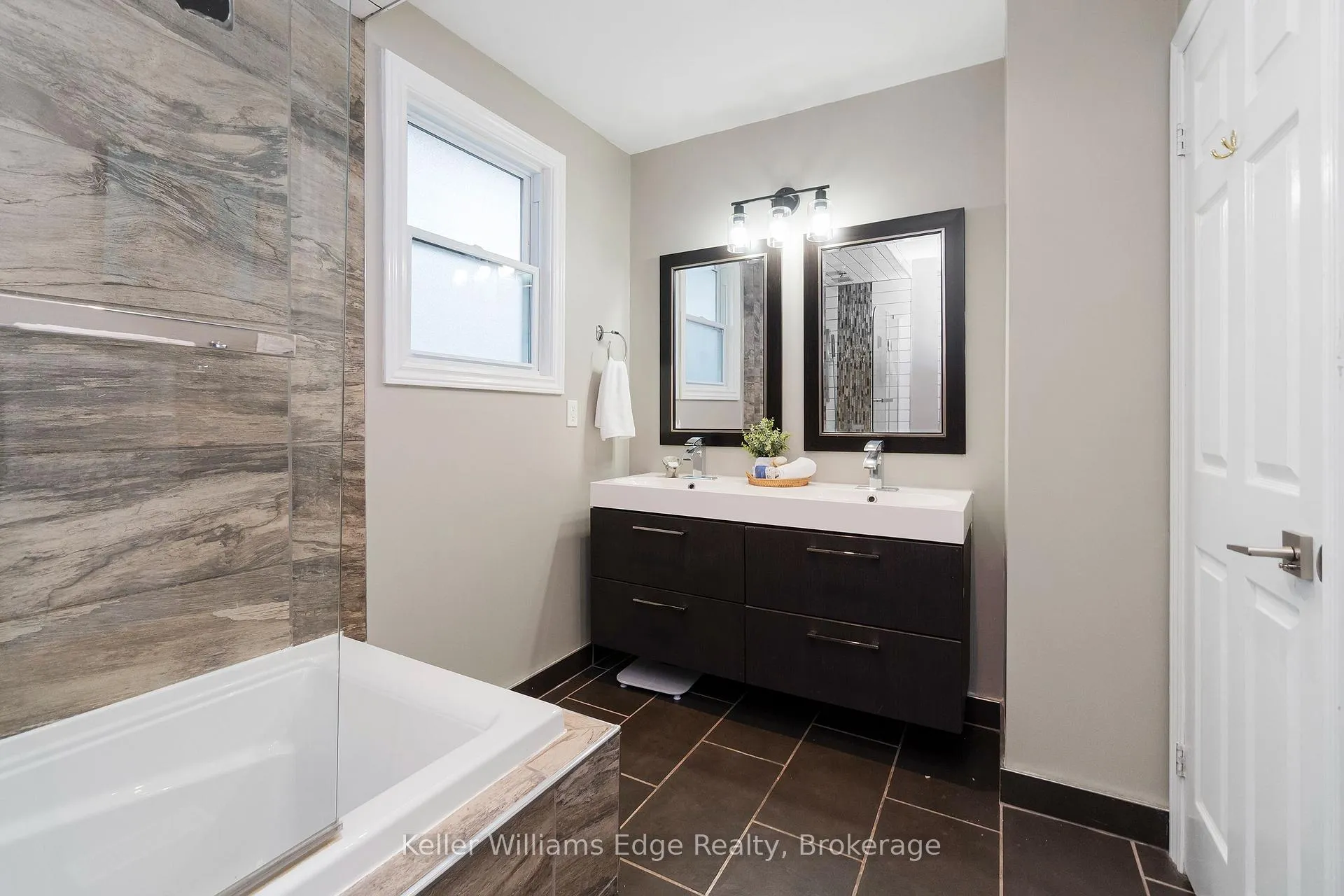 Photo 33 of 427 Mackay Court, Burlington, Shoreacres — HOMEH