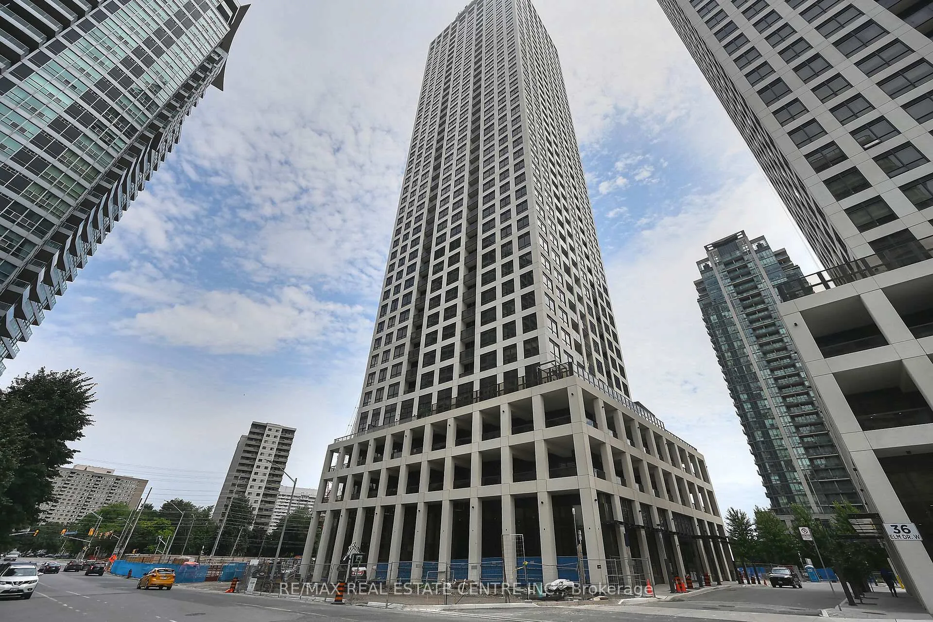 Photo 2 of Unit 707, 30 Elm Drive W, Mississauga, City Centre — HOMEH