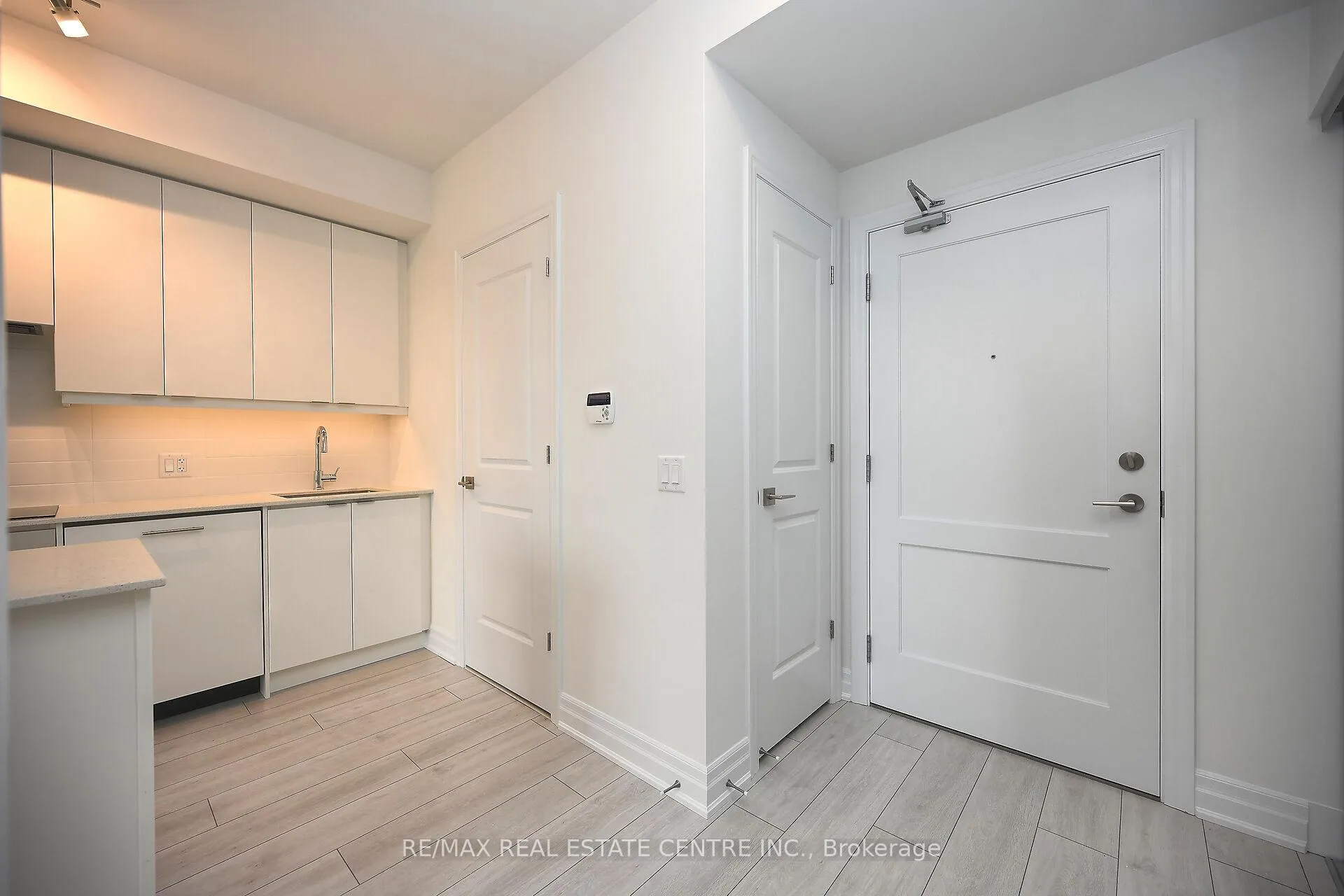 Photo 8 of Unit 707, 30 Elm Drive W, Mississauga, City Centre — HOMEH