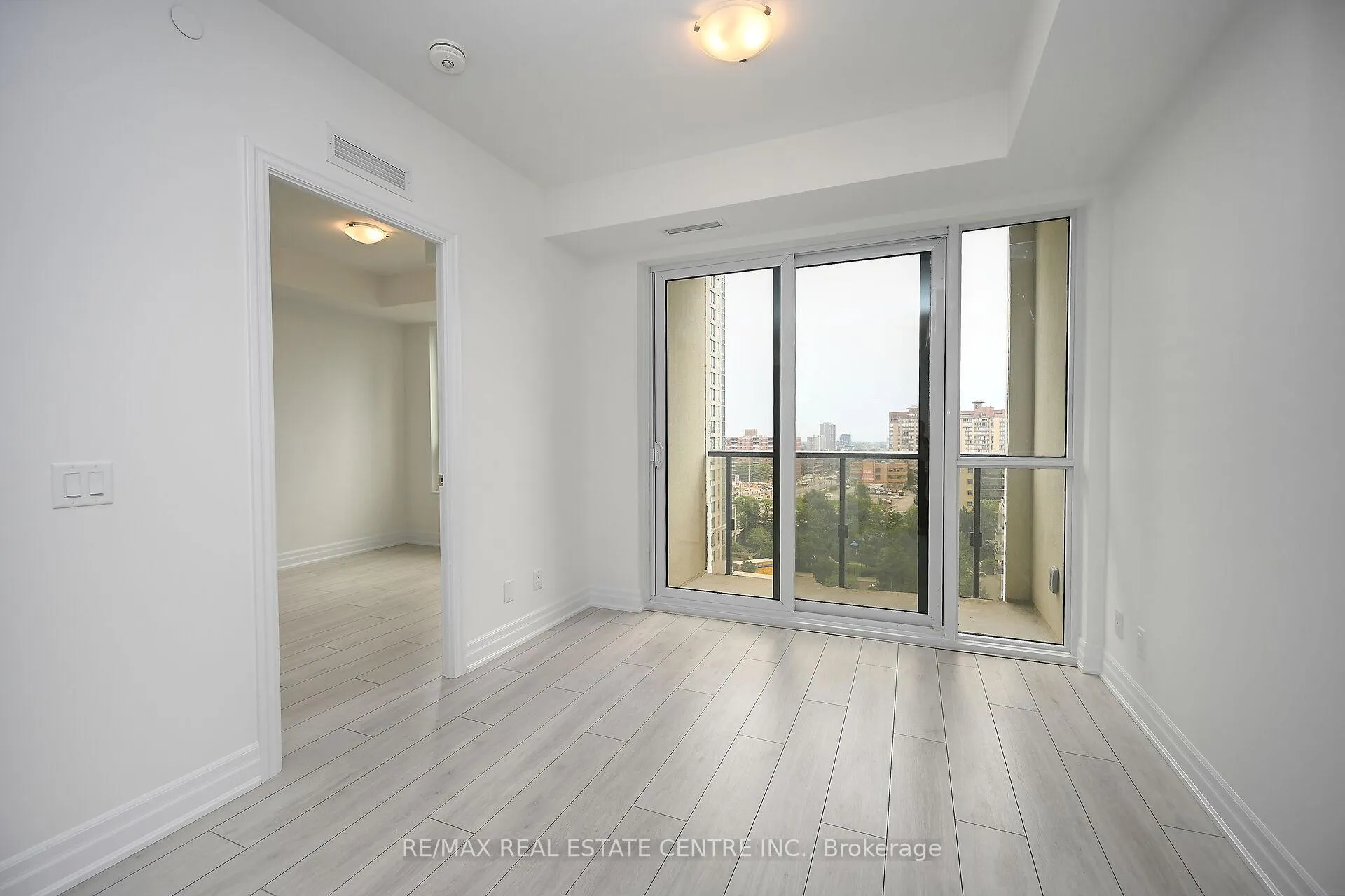 Photo 11 of Unit 707, 30 Elm Drive W, Mississauga, City Centre — HOMEH