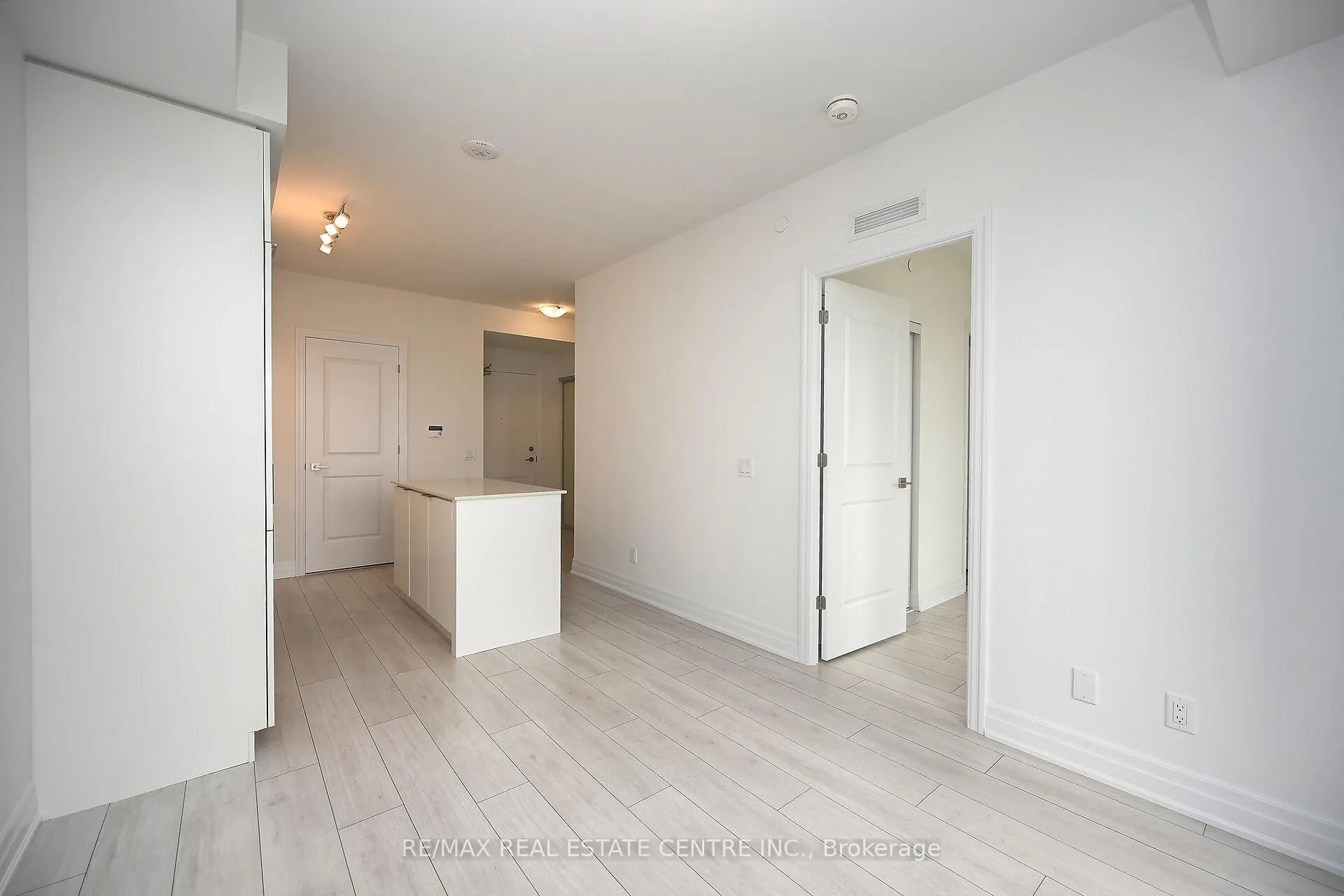 Photo 13 of Unit 707, 30 Elm Drive W, Mississauga, City Centre — HOMEH