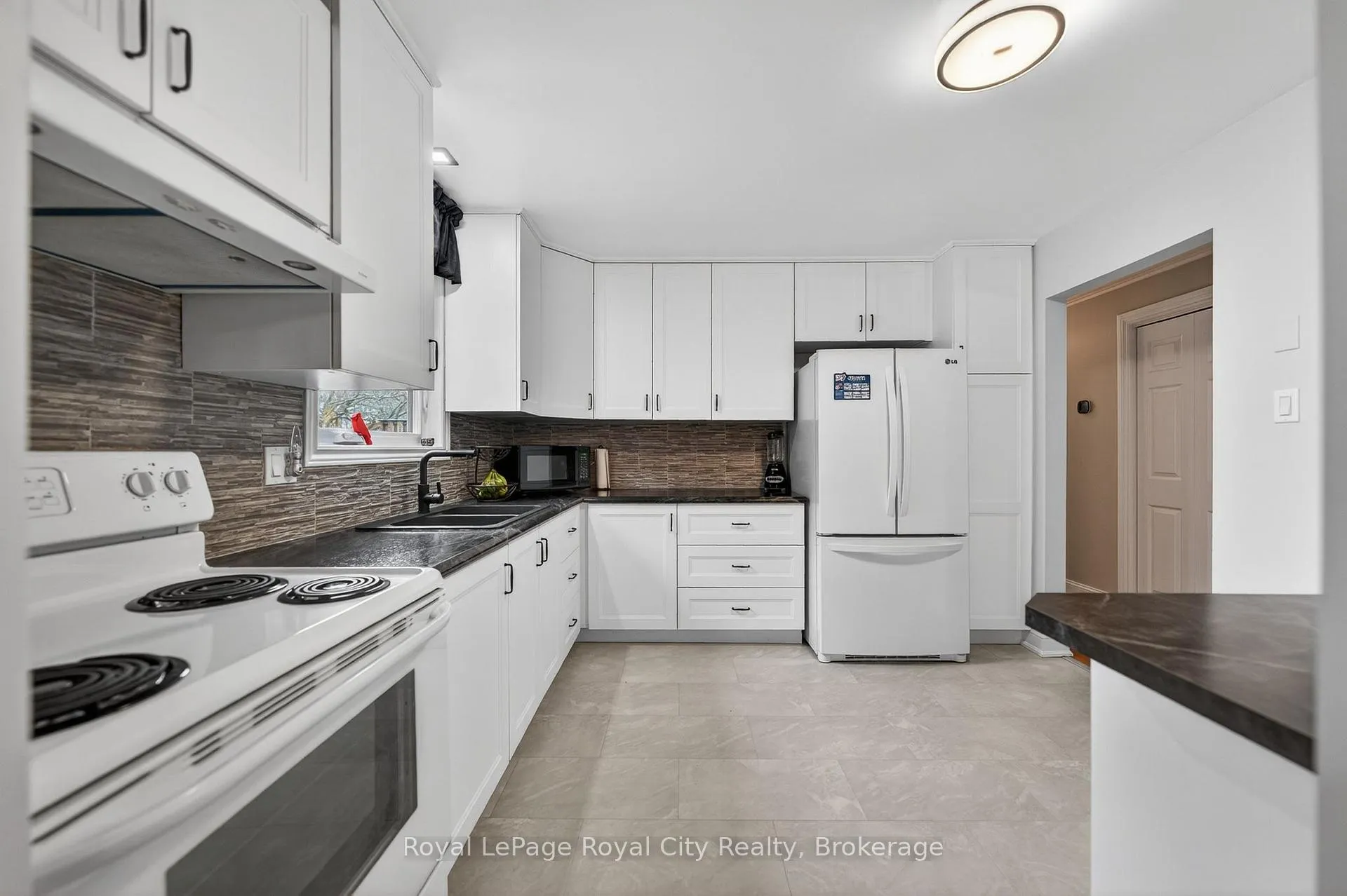 Photo 12 of 69 Sanderson Drive, Guelph, Willow West/Sugarbush/West Acres — HOMEH