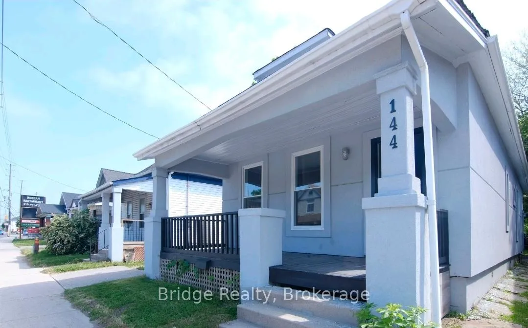 Photo of 144 Adelaide Street N
