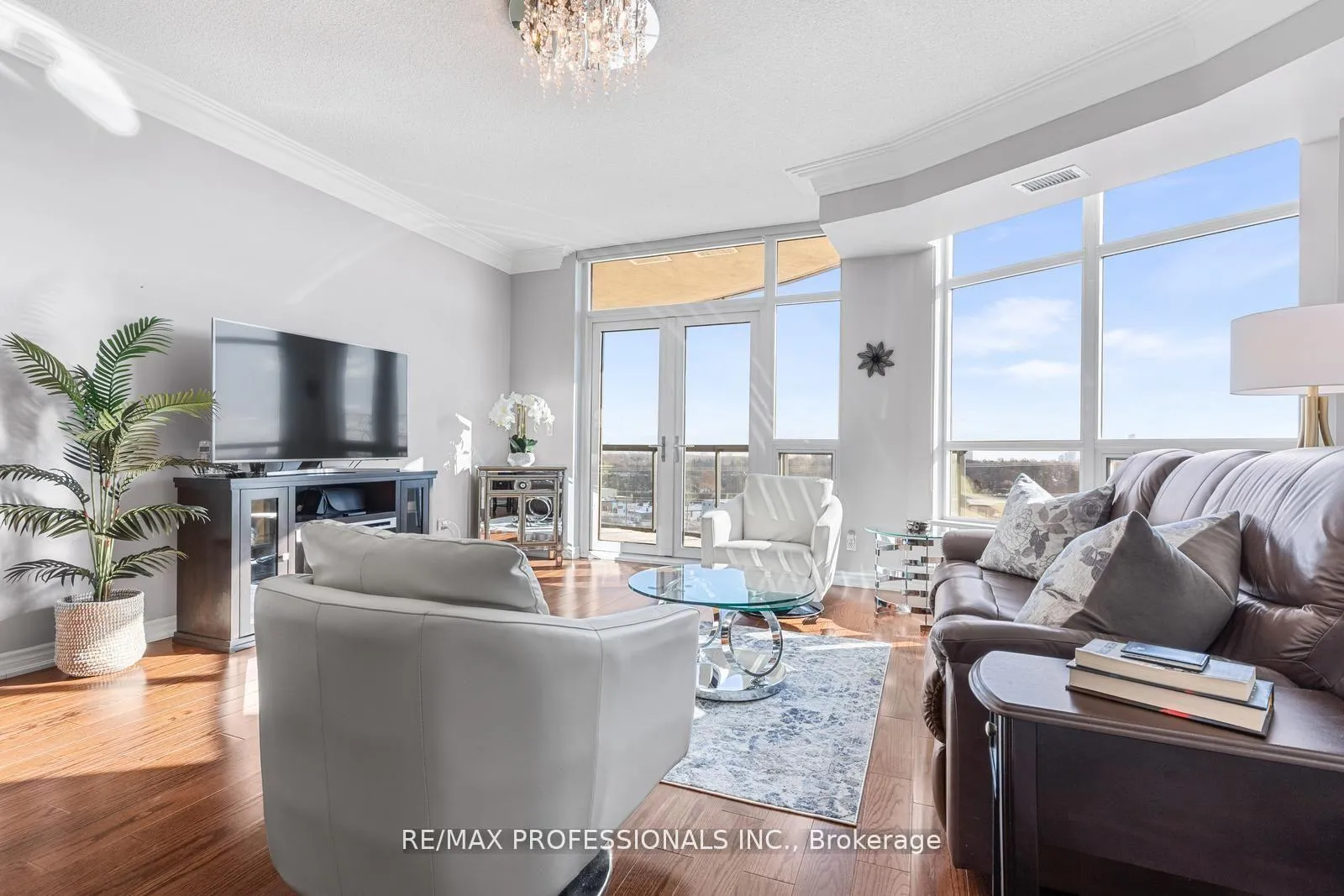 Photo 2 of Unit 903, 1135 Royal York Road, Etobicoke, Edenbridge-Humber Valley — HOMEH
