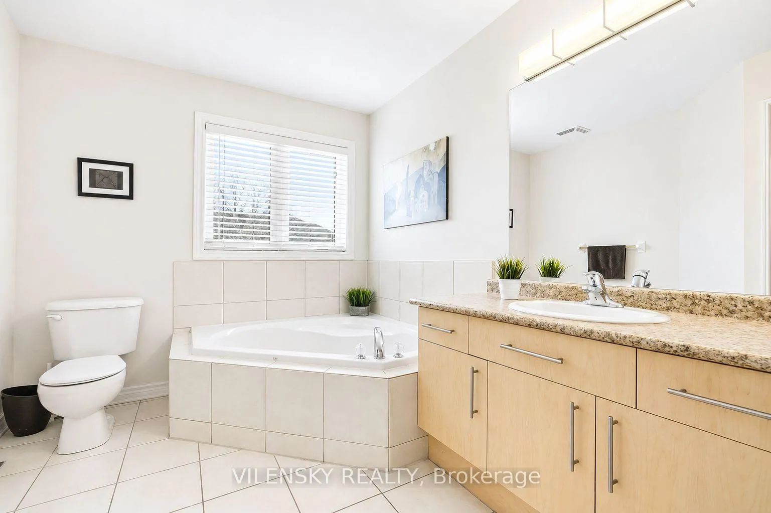 Photo 12 of Unit Upper, 19 Shelbourne Drive, Vaughan, Vellore Village — HOMEH