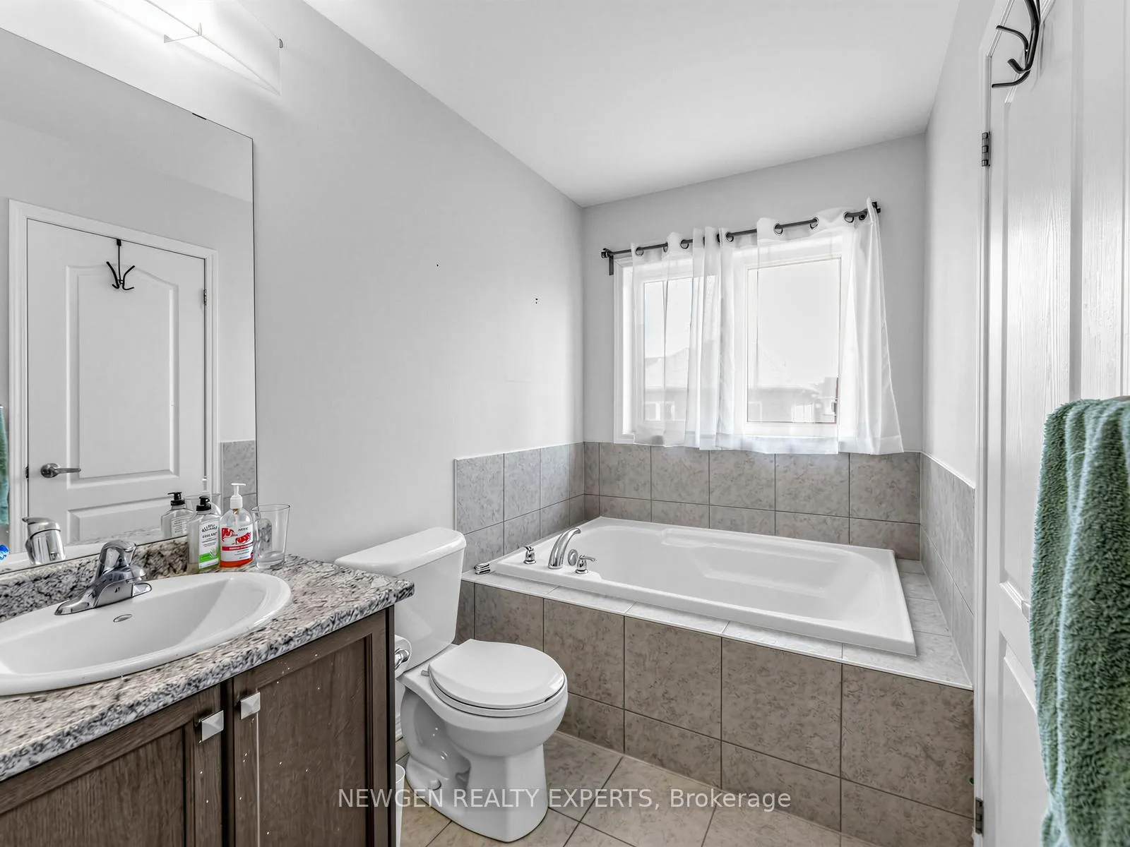 Photo 24 of 28 Mccargow Drive, Haldimand — HOMEH