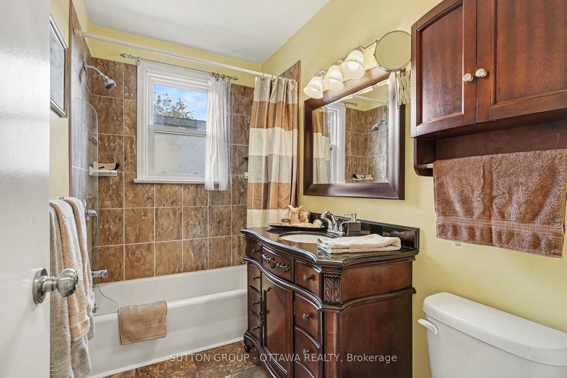 Photo 14 of 323 Wilson Road S, Oshawa, Donevan — HOMEH