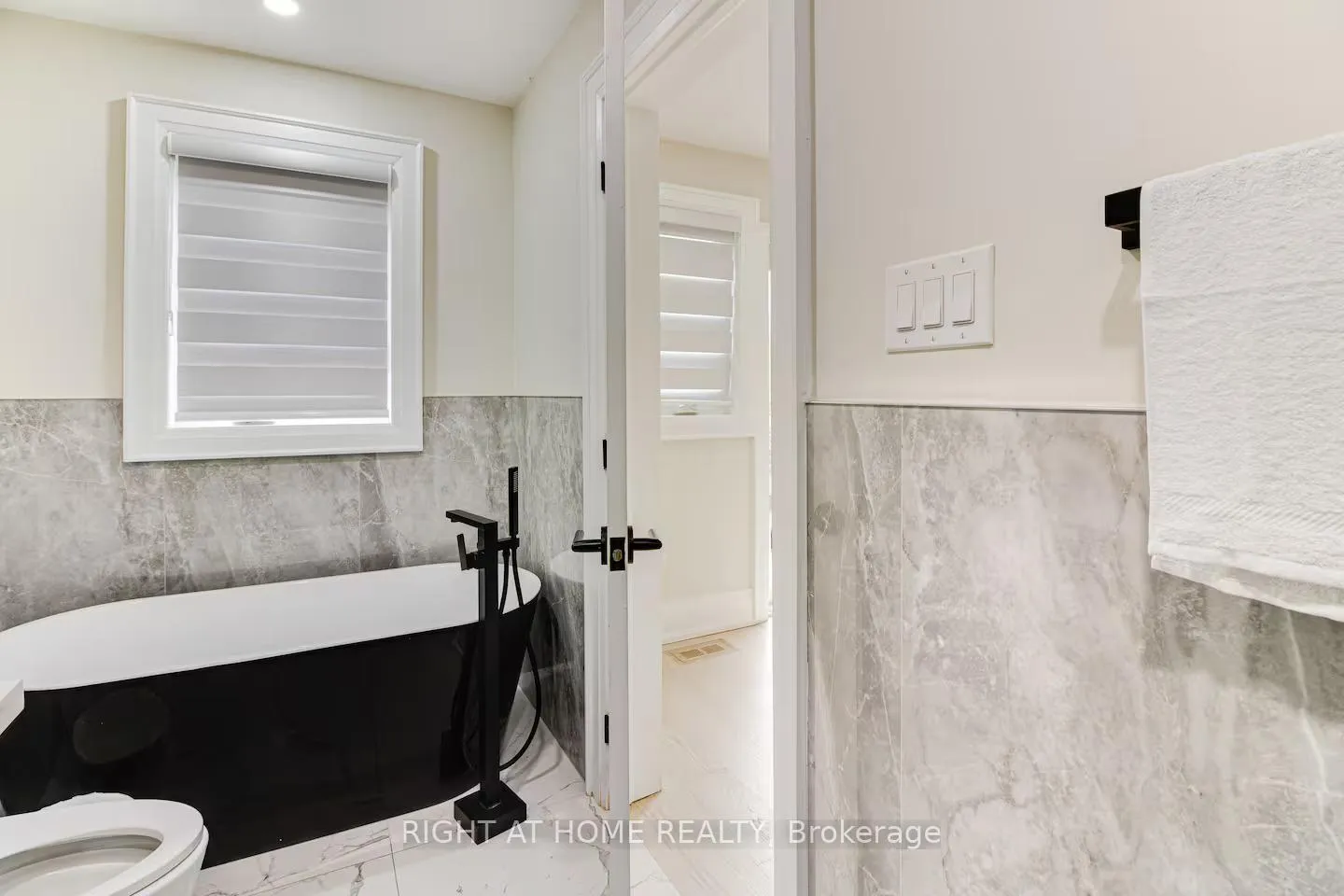 Photo 6 of 363B Pharmacy Ave, Scarborough, Clairlea-Birchmount — HOMEH