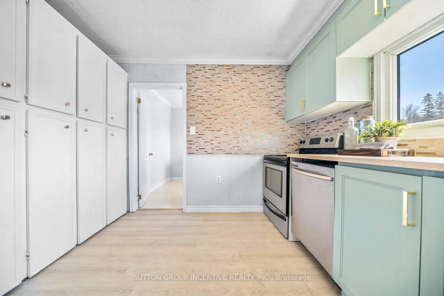 Photo 12 of 300 Metro Road N, Georgina, Historic Lakeshore Communities — HOMEH