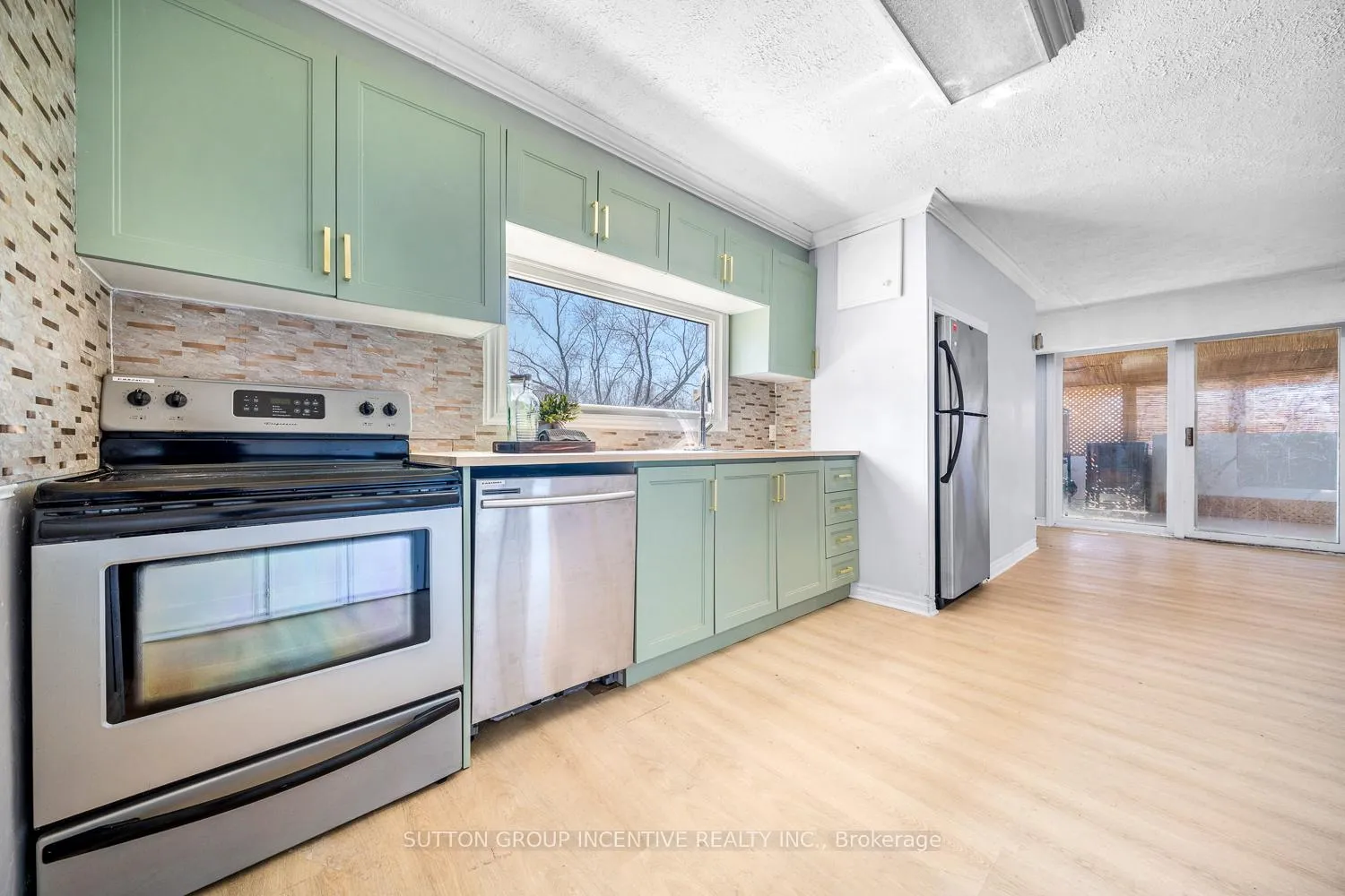Photo 13 of 300 Metro Road N, Georgina, Historic Lakeshore Communities — HOMEH