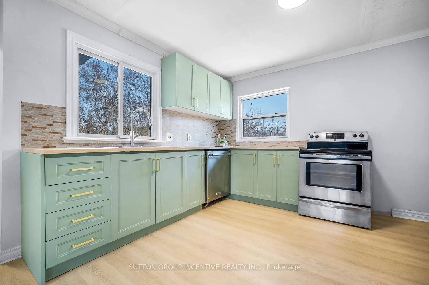 Photo 24 of 300 Metro Road N, Georgina, Historic Lakeshore Communities — HOMEH