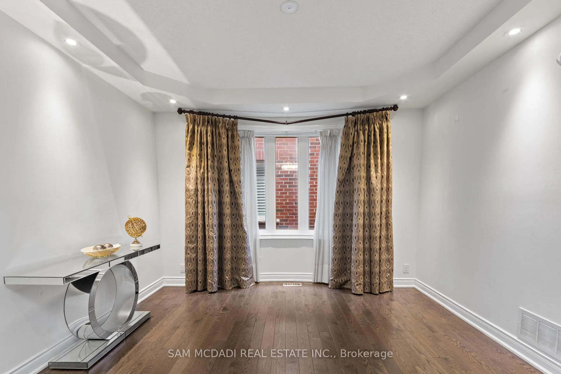 Photo 7 of 53 Lorenville Drive, Brampton, Credit Valley — HOMEH