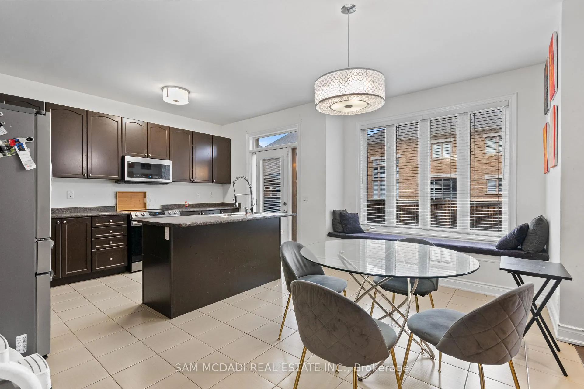 Photo 8 of 53 Lorenville Drive, Brampton, Credit Valley — HOMEH