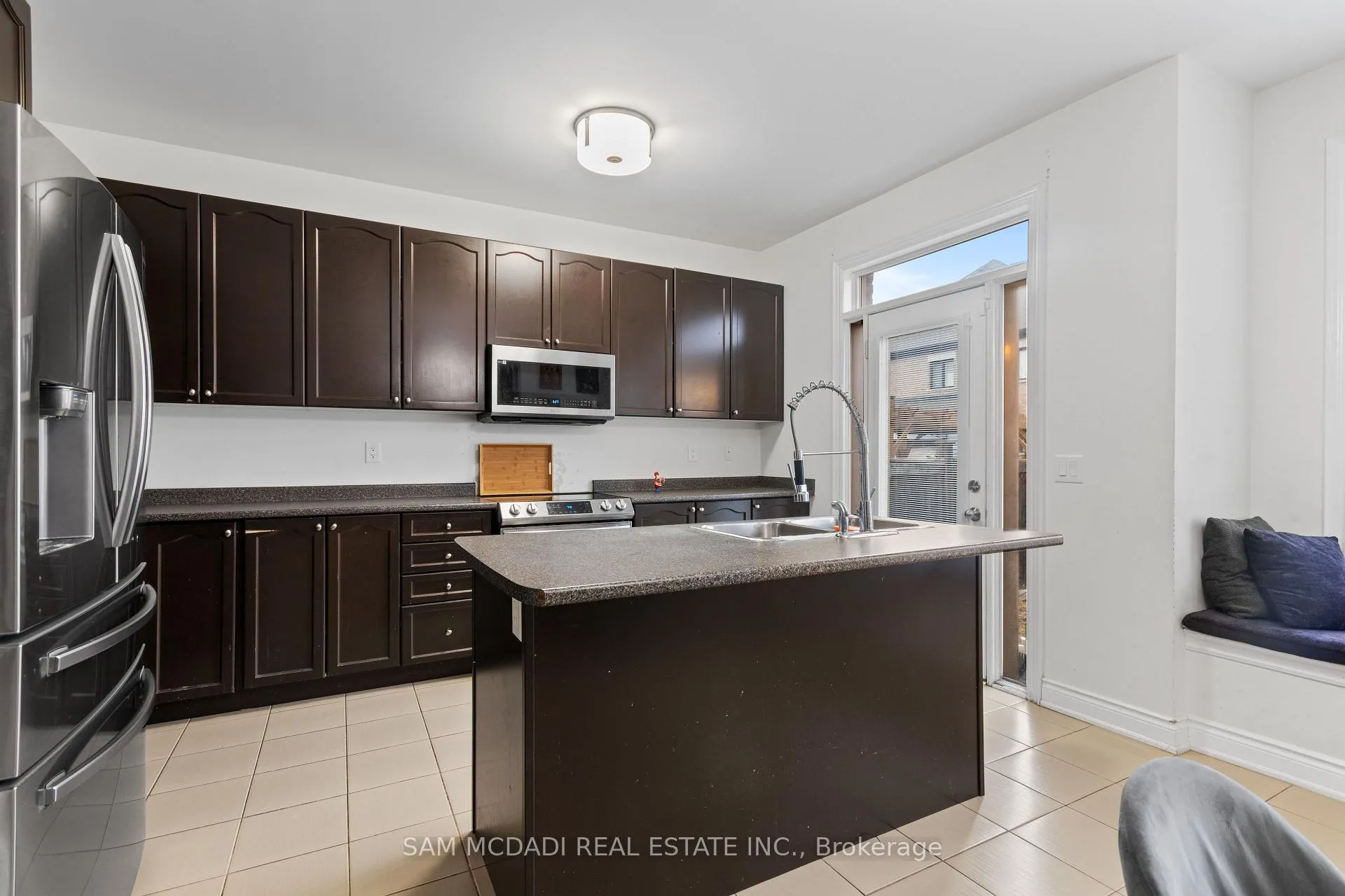 Photo 9 of 53 Lorenville Drive, Brampton, Credit Valley — HOMEH