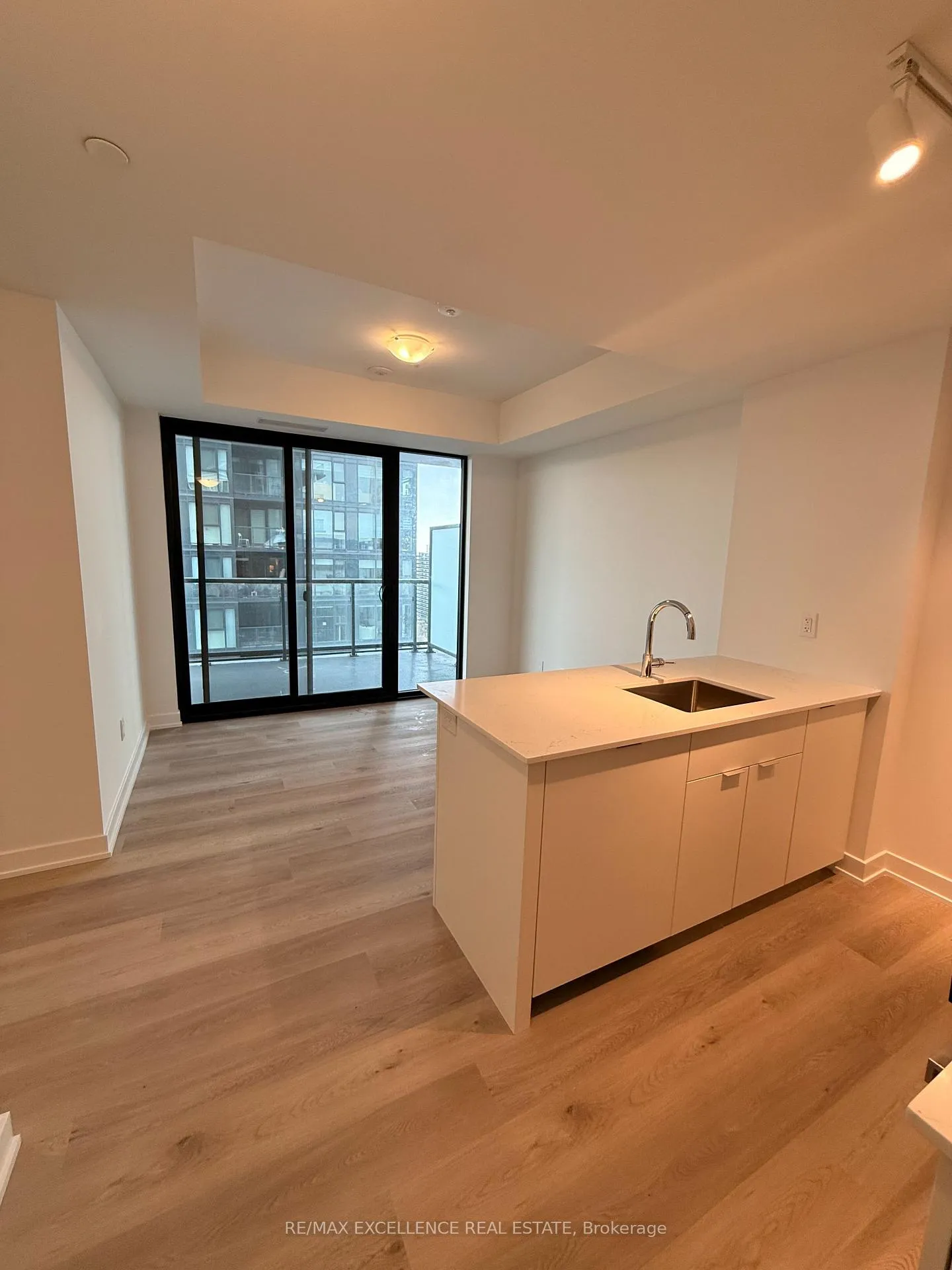 Photo 3 of Unit 1403, 2075 Lakeshore Road, Burlington, Brant — HOMEH