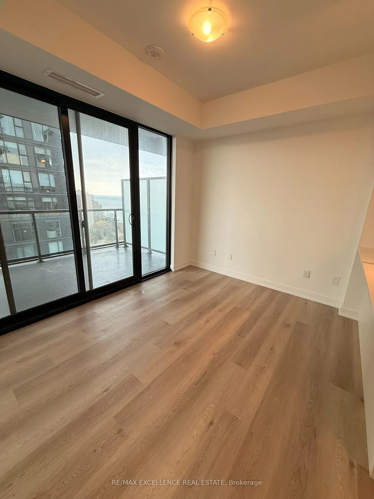 Photo 6 of Unit 1403, 2075 Lakeshore Road, Burlington, Brant — HOMEH
