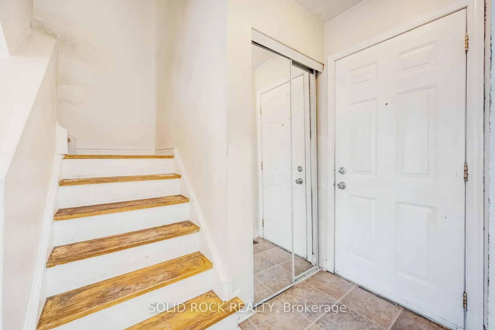 Photo 5 of Unit 332, 332 Fleetwood Crescent, Brampton, Southgate — HOMEH
