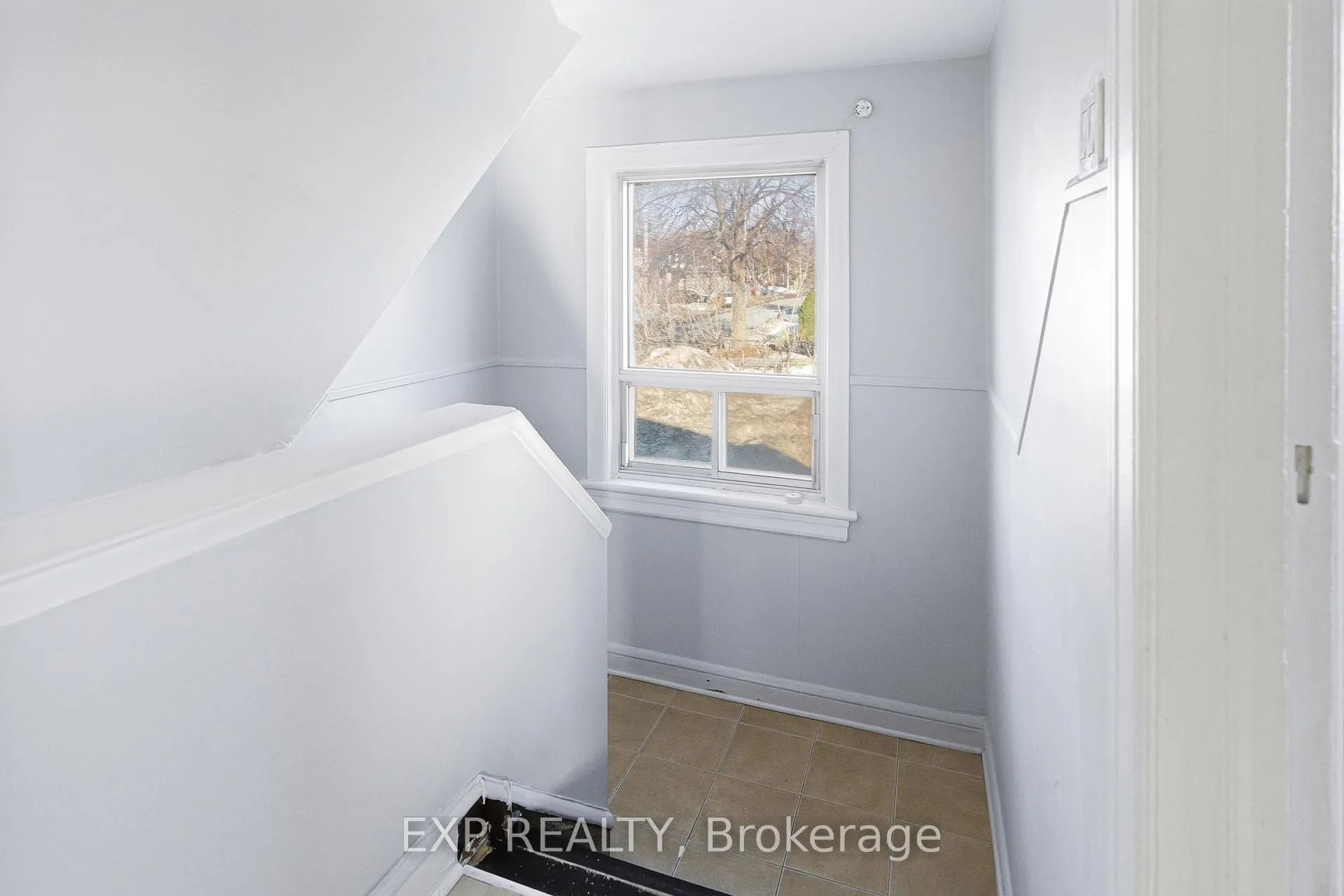 Photo 7 of 1663 Bank Street, Ottawa, Ridgemont — HOMEH