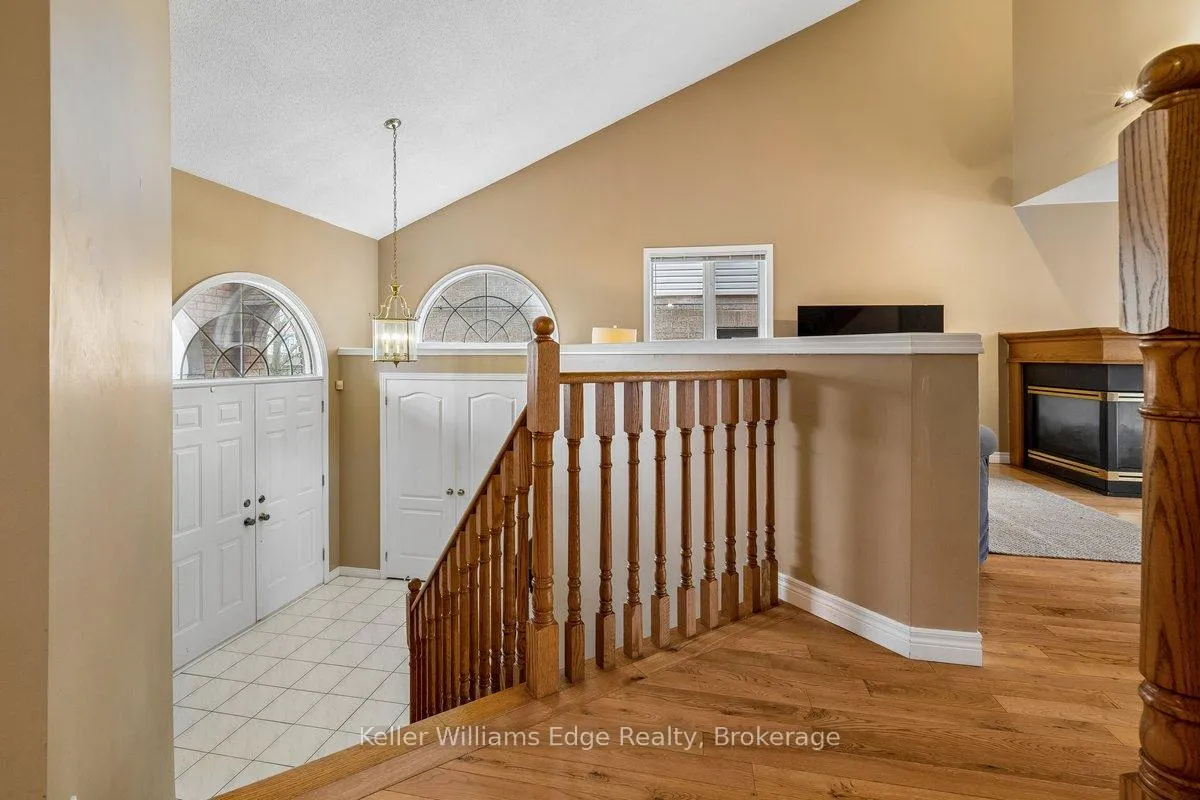 Photo 4 of 40 Brookhurst Crescent, Hamilton, Waterdown — HOMEH