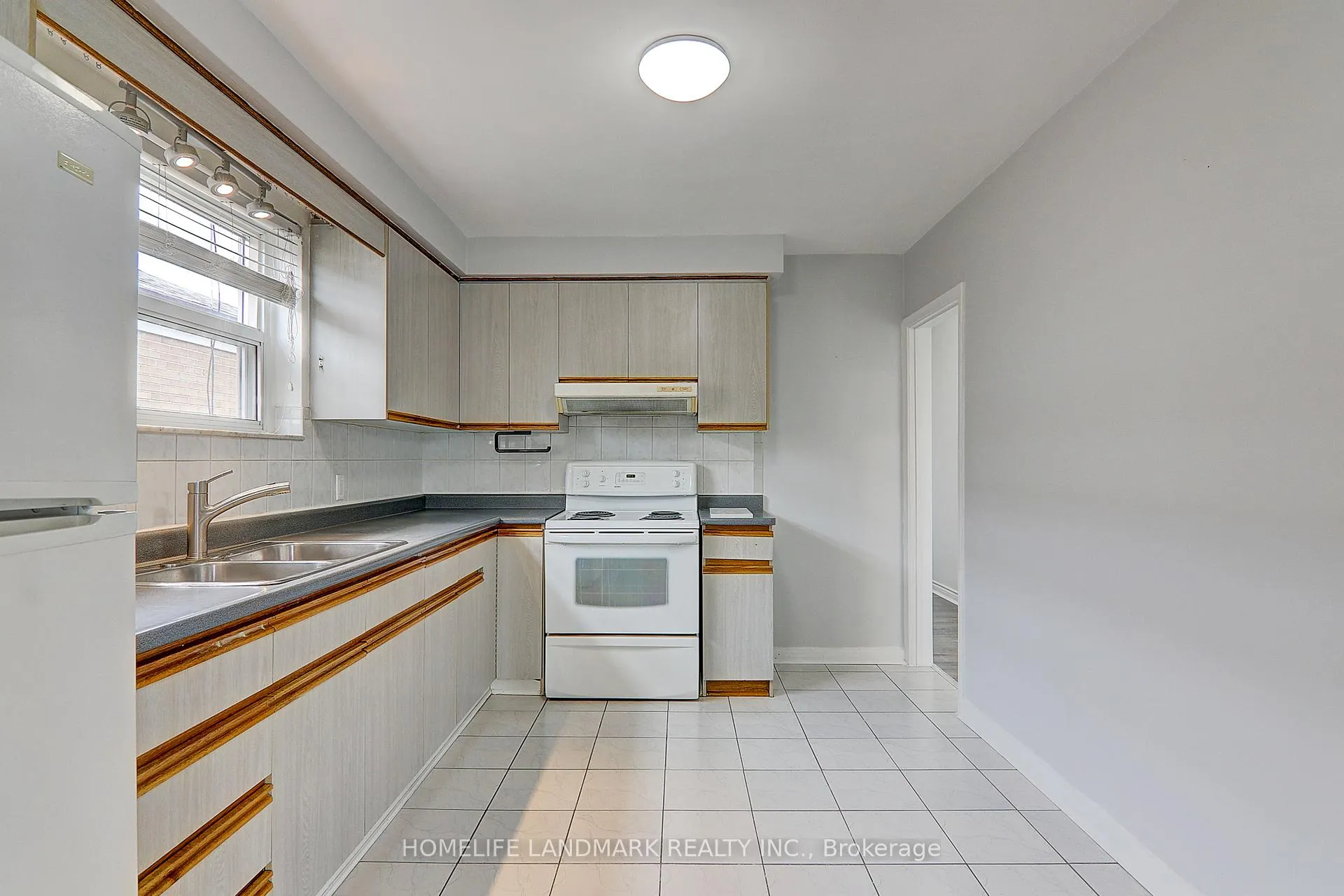 Photo 10 of Unit 2(Upper, 8 Hanson Road, Toronto, Oakwood Village — HOMEH