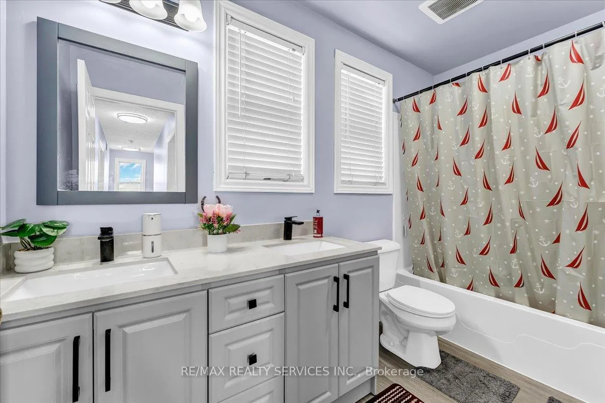 Photo 33 of 672 Zermatt Drive, Waterloo, Clair Hills — HOMEH