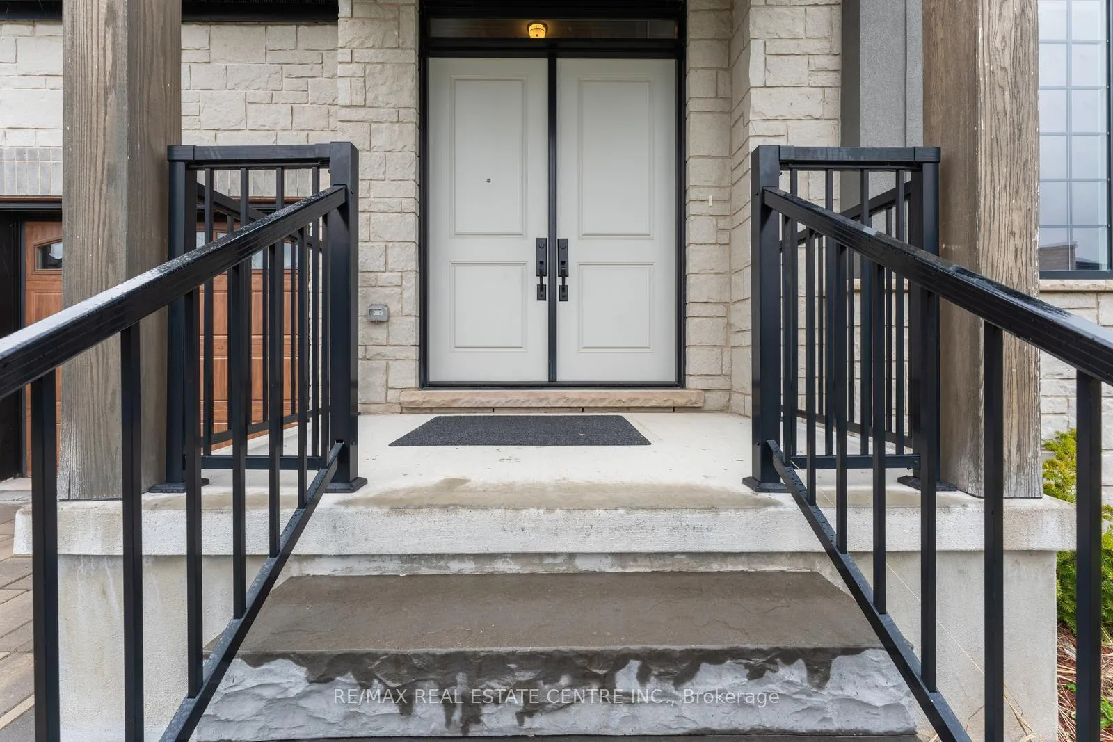 Photo 2 of 94 Pondcliffe Drive, Kitchener, Doon South — HOMEH