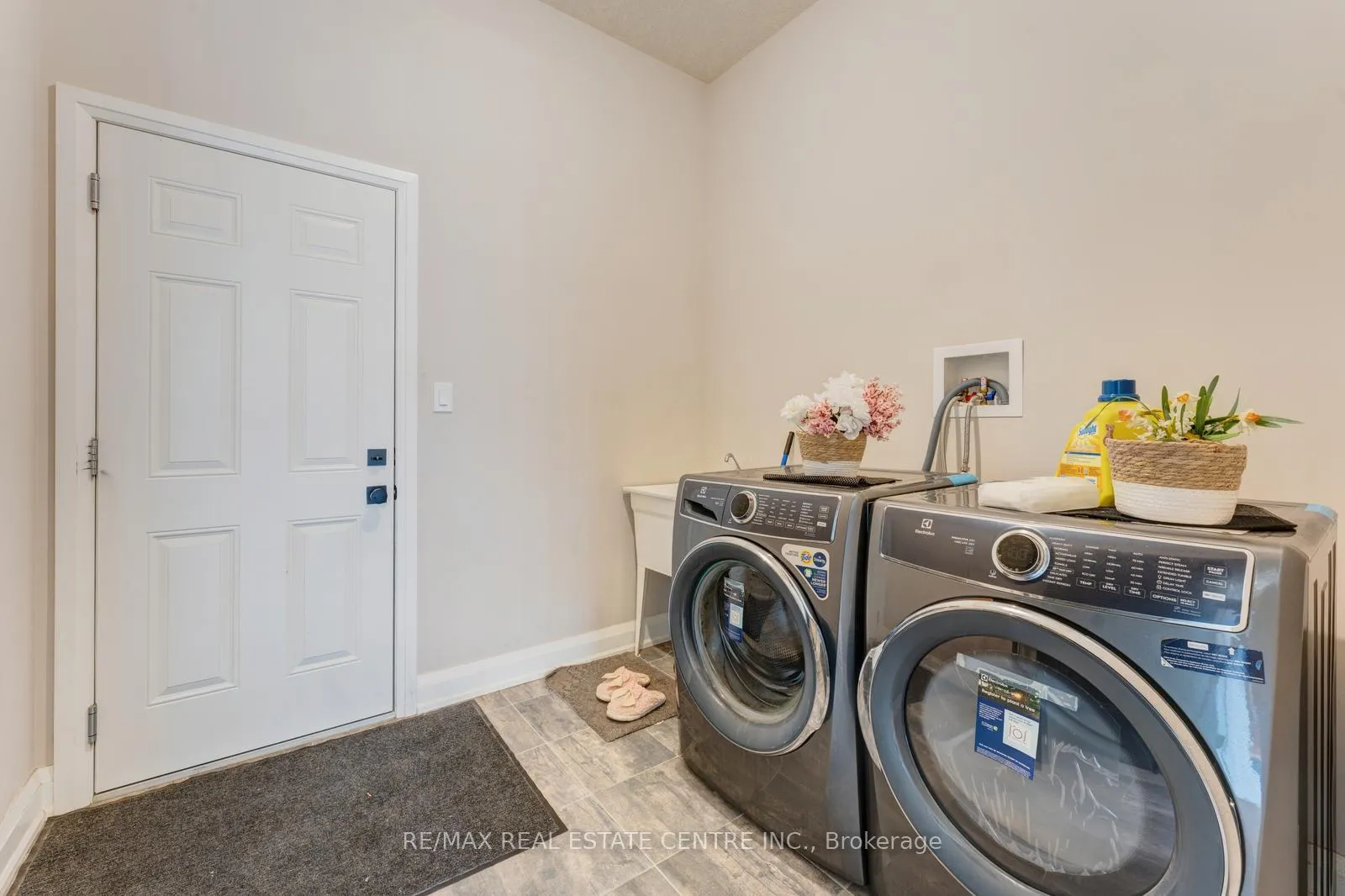 Photo 16 of 94 Pondcliffe Drive, Kitchener, Doon South — HOMEH