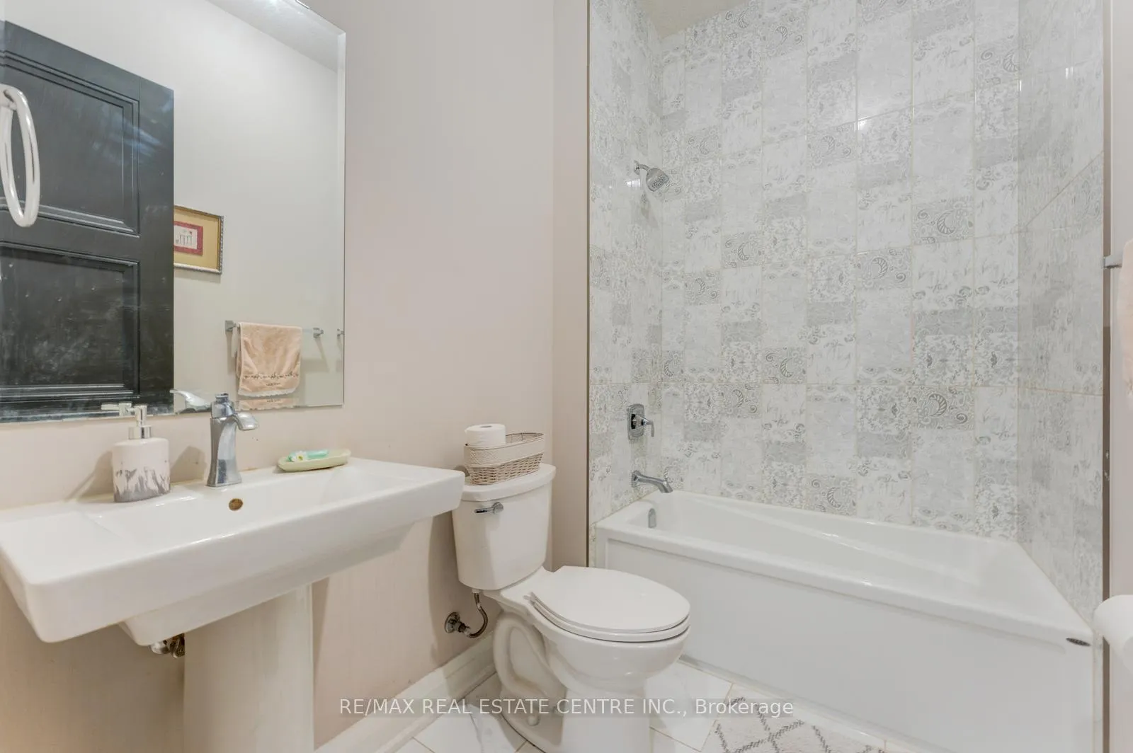 Photo 17 of 94 Pondcliffe Drive, Kitchener, Doon South — HOMEH