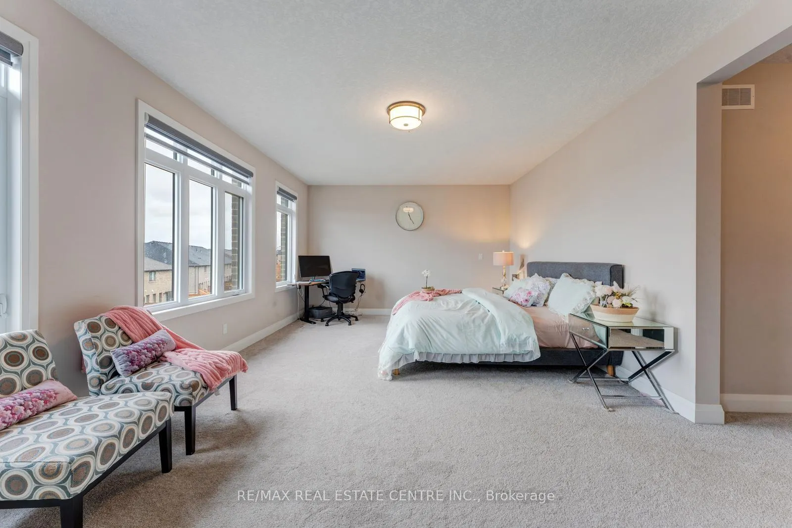 Photo 19 of 94 Pondcliffe Drive, Kitchener, Doon South — HOMEH