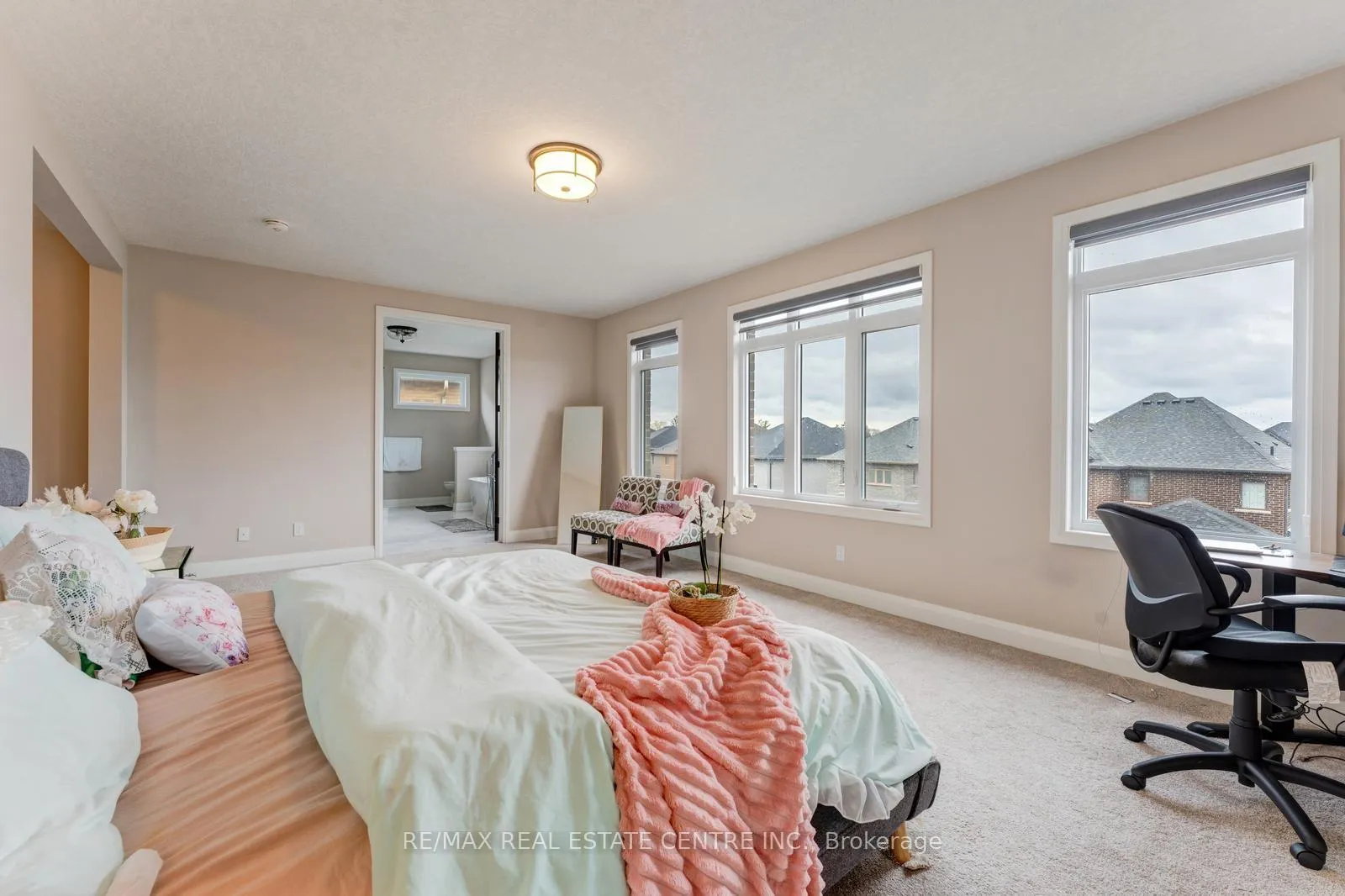 Photo 20 of 94 Pondcliffe Drive, Kitchener, Doon South — HOMEH