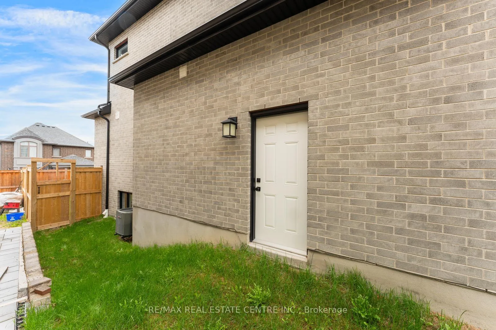 Photo 48 of 94 Pondcliffe Drive, Kitchener, Doon South — HOMEH