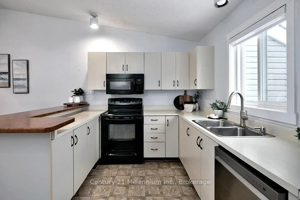 Photo 14 of 479 Oxbow Crescent, Collingwood — HOMEH