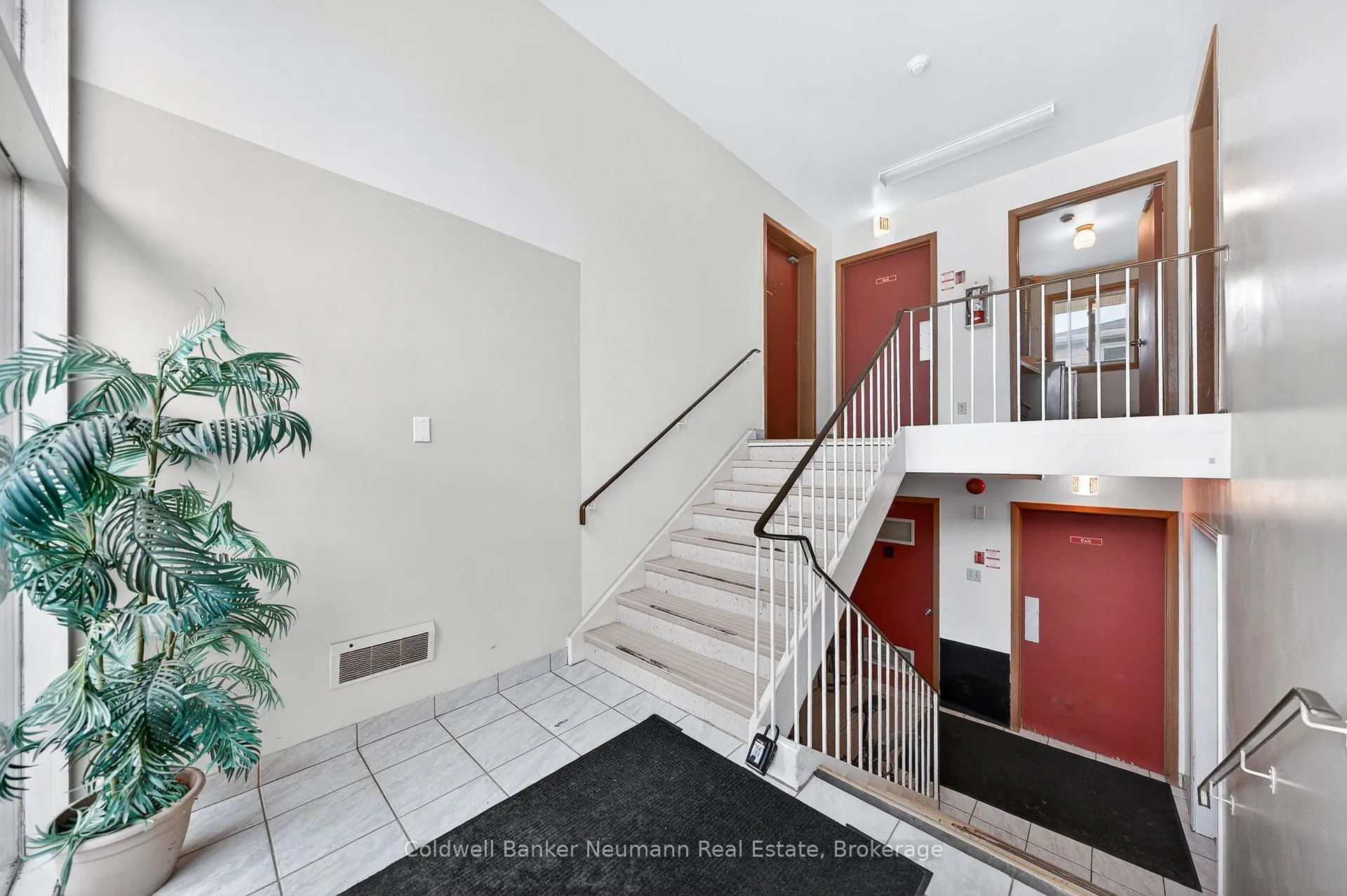 Photo 2 of 111 Conroy Crescent, Guelph, Dovercliffe Park/Old University — HOMEH