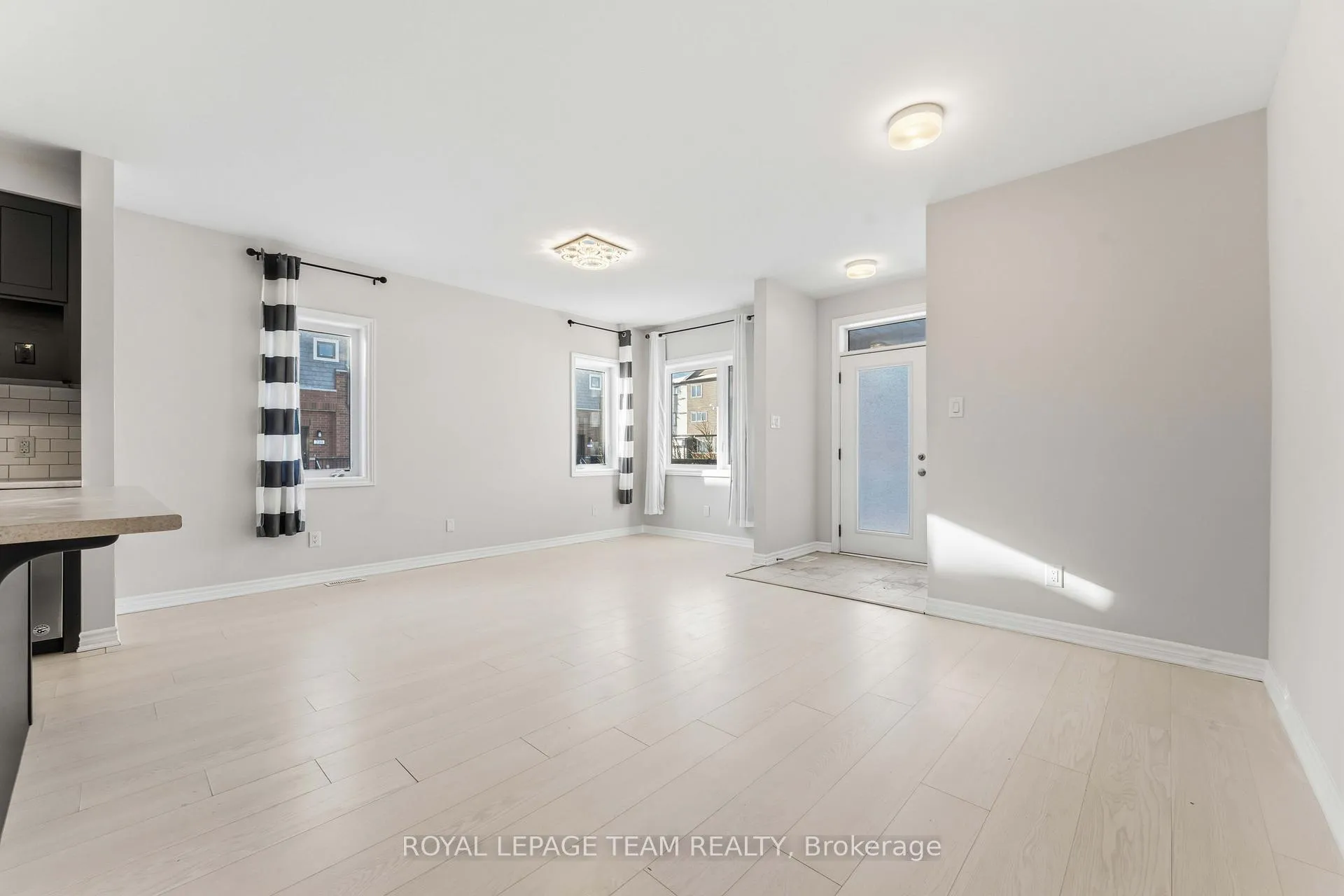 Photo 4 of 109 Pilot Private, Ottawa, Kanata - Emerald Meadows/Trailwest — HOMEH