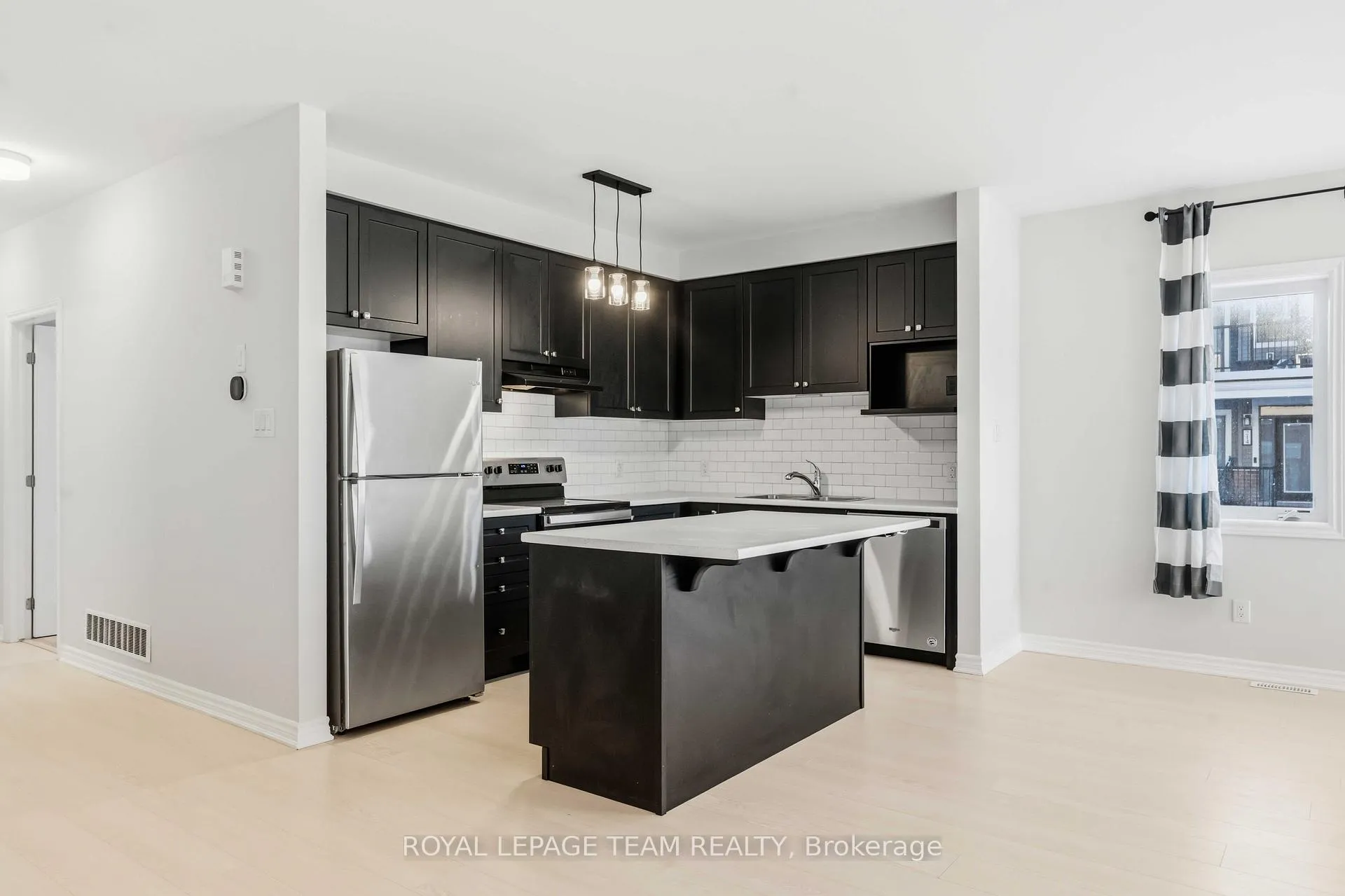 Photo 7 of 109 Pilot Private, Ottawa, Kanata - Emerald Meadows/Trailwest — HOMEH