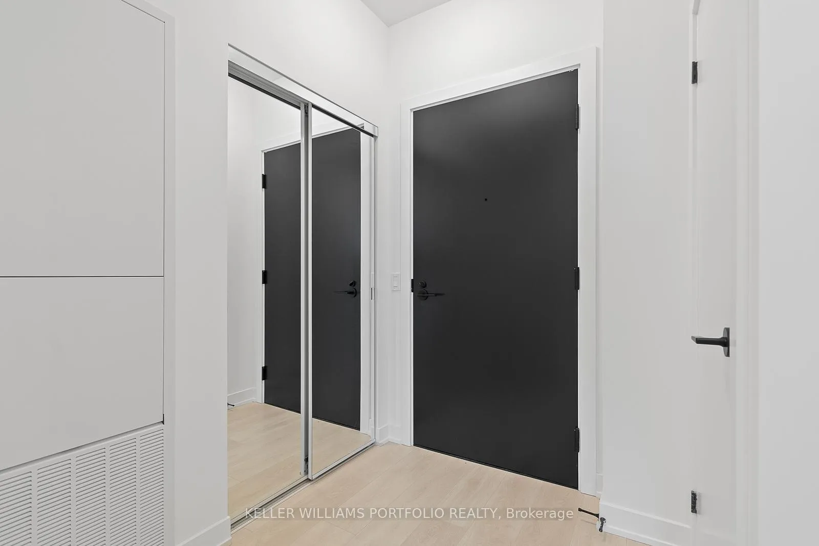 Photo 3 of Unit 2201, 127 Broadway Avenue, Toronto, Mount Pleasant West — HOMEH