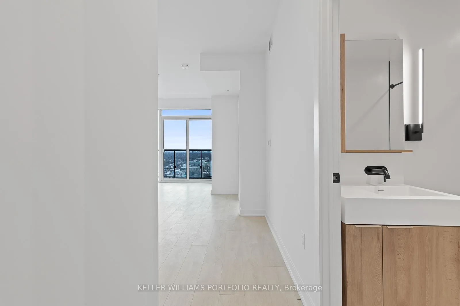 Photo 4 of Unit 2201, 127 Broadway Avenue, Toronto, Mount Pleasant West — HOMEH