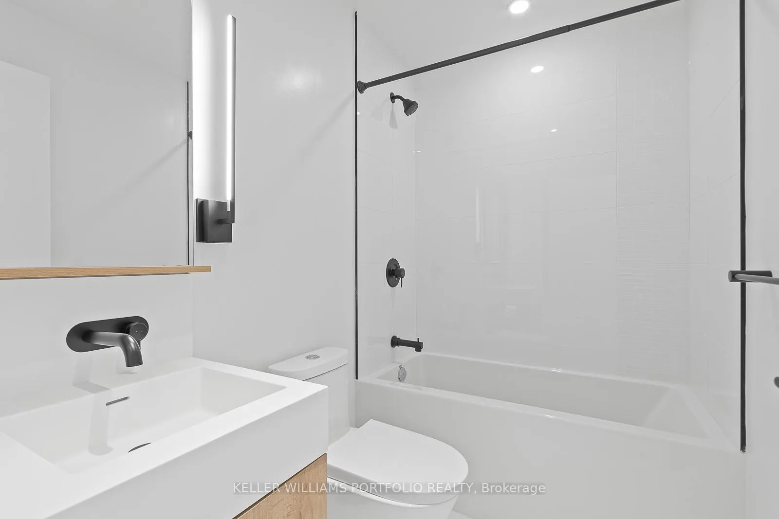 Photo 5 of Unit 2201, 127 Broadway Avenue, Toronto, Mount Pleasant West — HOMEH