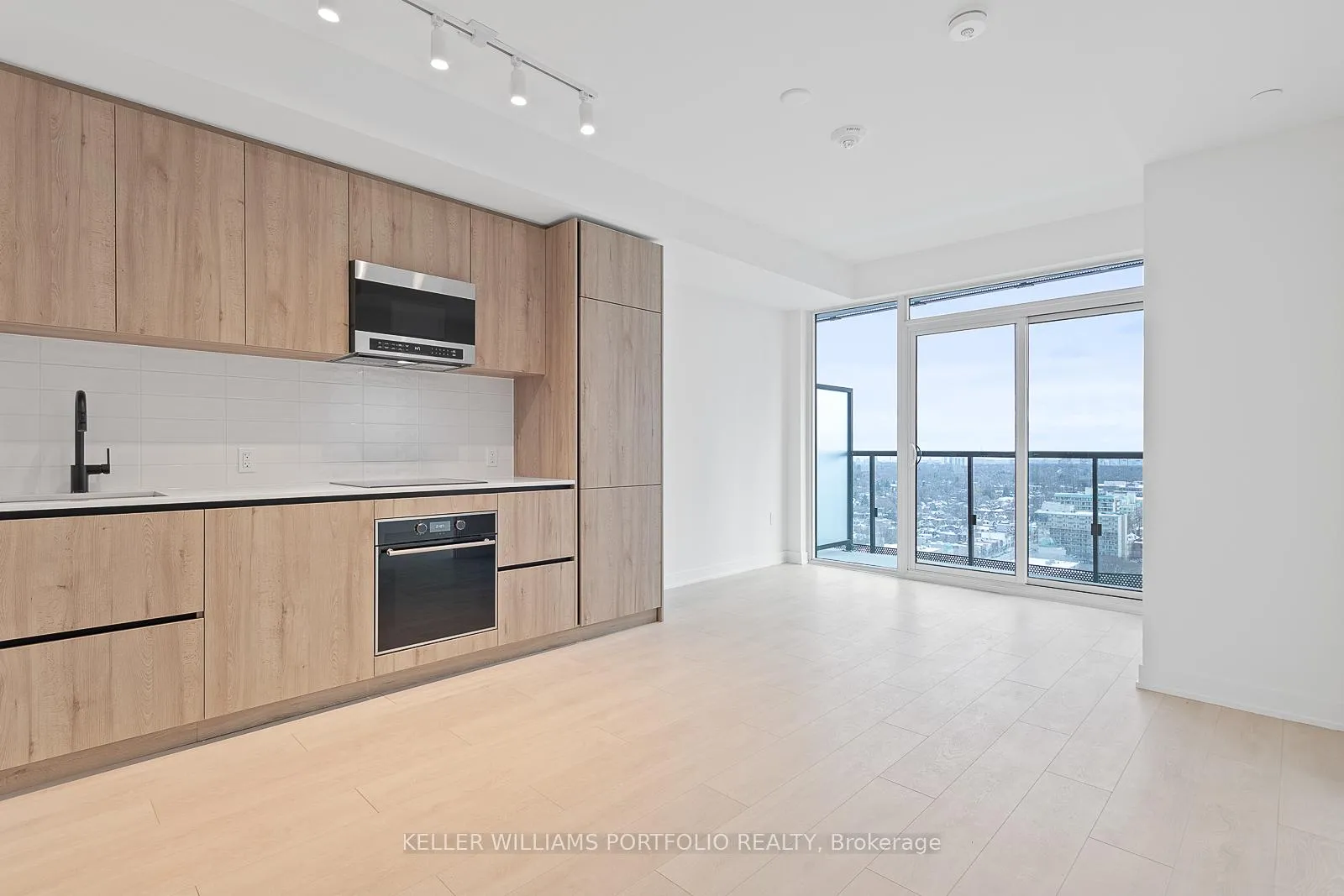Photo 6 of Unit 2201, 127 Broadway Avenue, Toronto, Mount Pleasant West — HOMEH