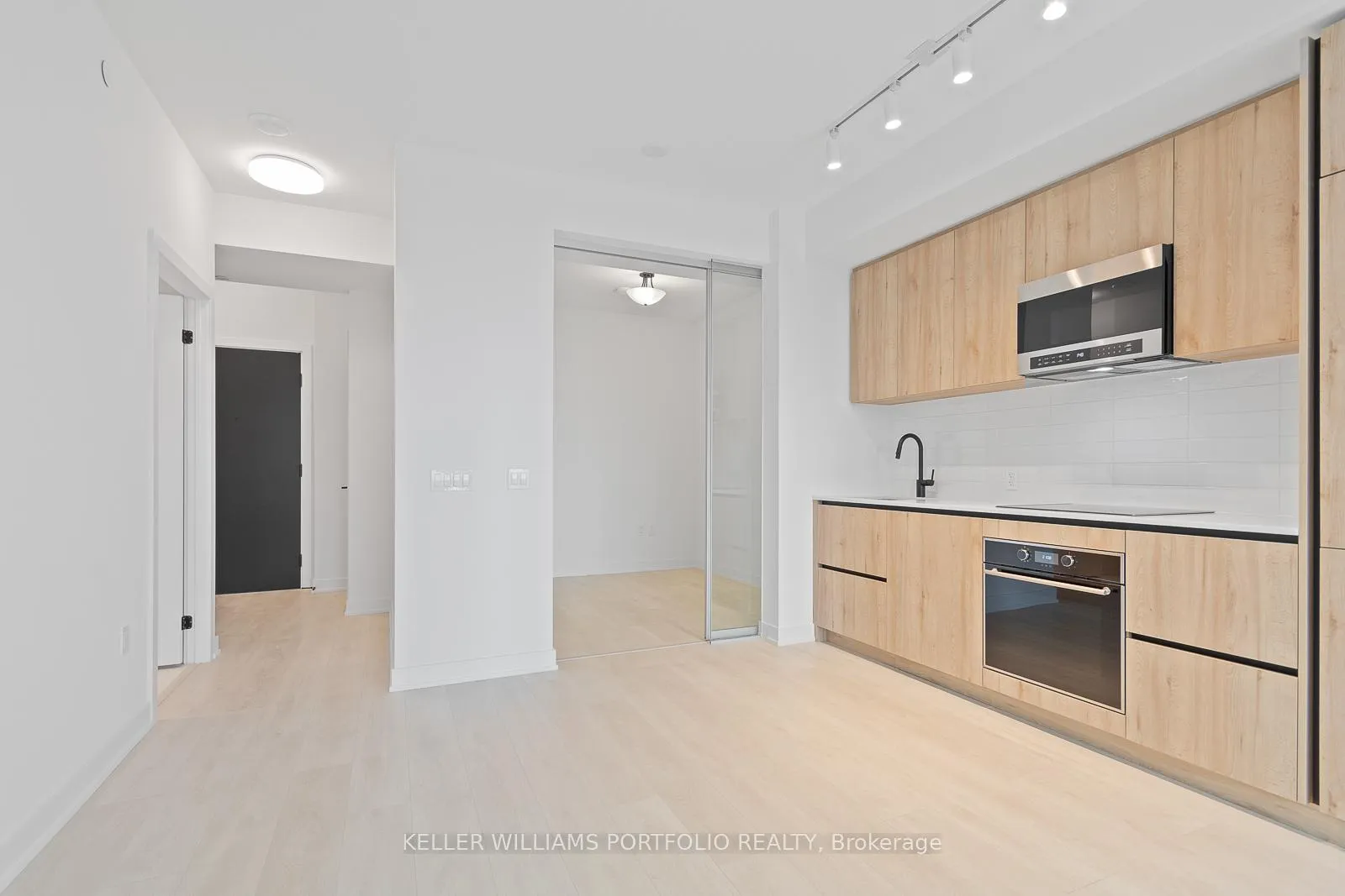 Photo 8 of Unit 2201, 127 Broadway Avenue, Toronto, Mount Pleasant West — HOMEH