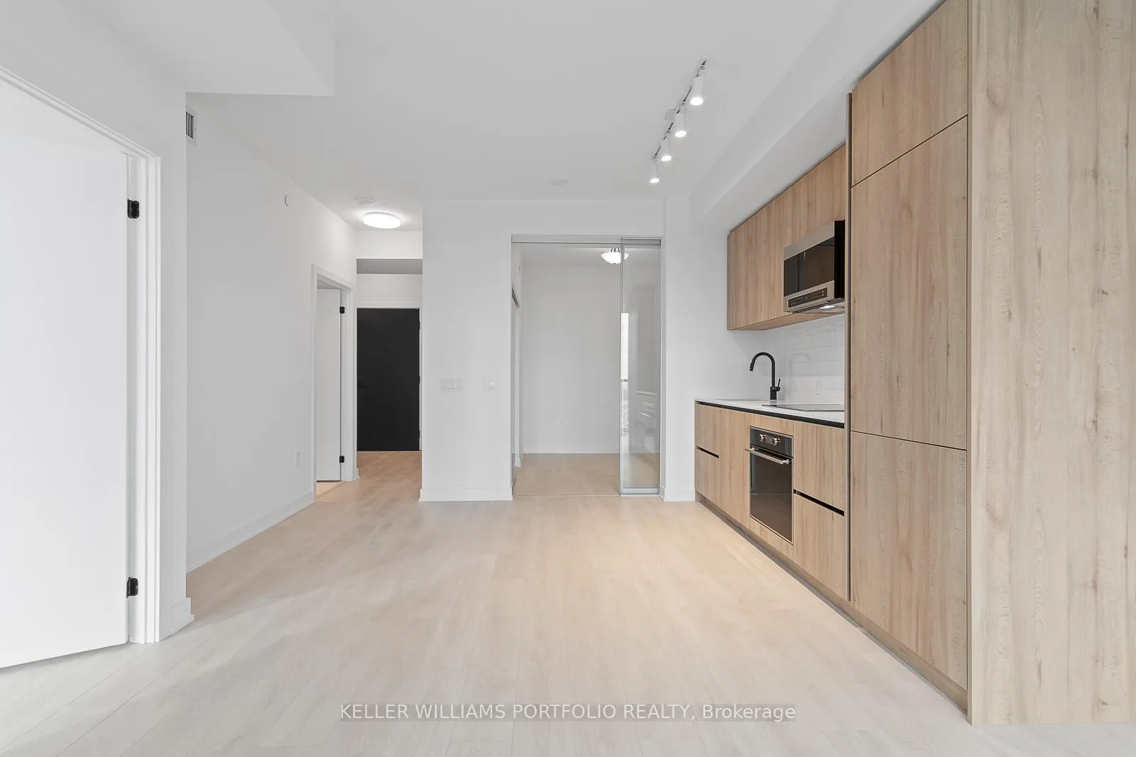 Photo 9 of Unit 2201, 127 Broadway Avenue, Toronto, Mount Pleasant West — HOMEH