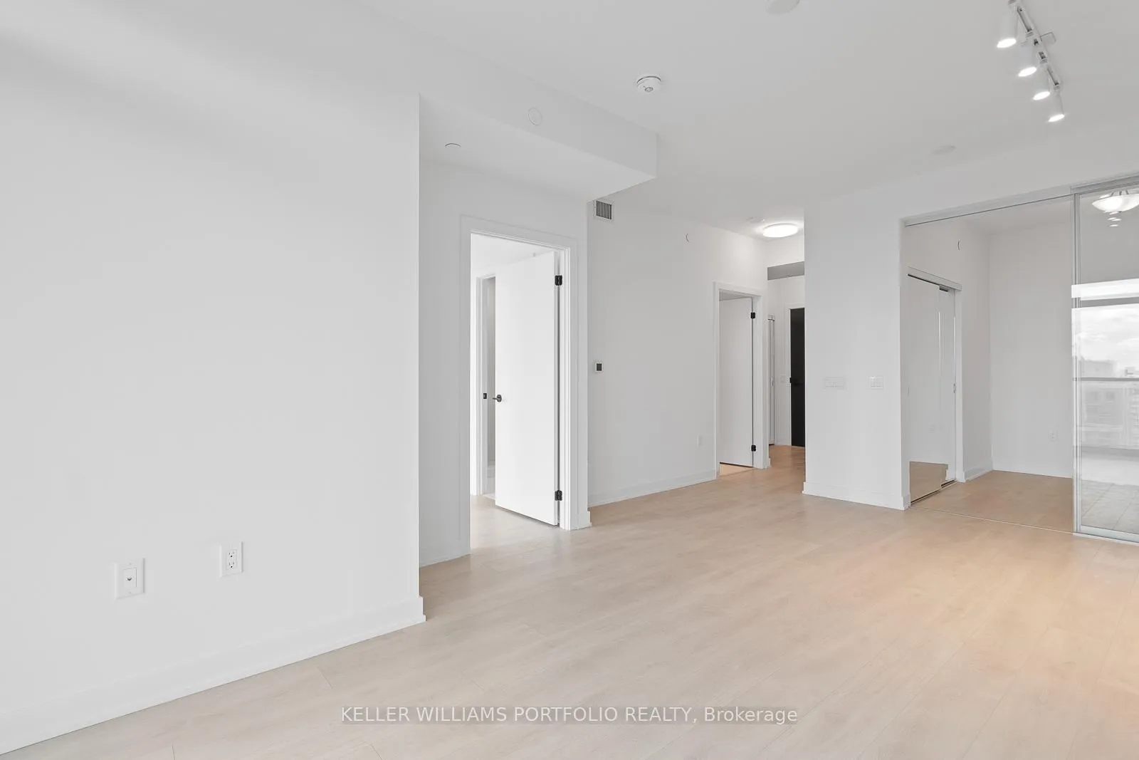 Photo 10 of Unit 2201, 127 Broadway Avenue, Toronto, Mount Pleasant West — HOMEH